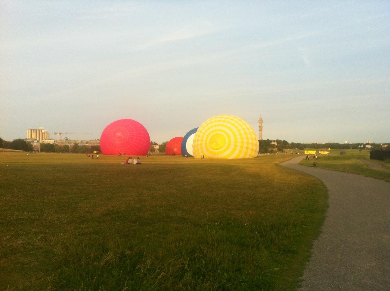 Luftballonger gör sig redo för färd på Gärdet.