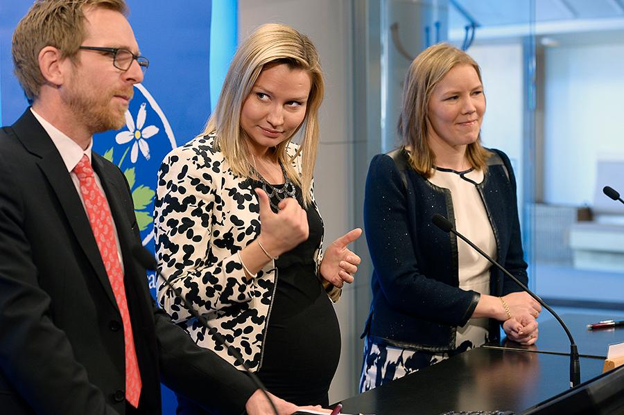 Kristdemokraternas gruppledare i riksdagen, Emma Henriksson (till höger), lämnar sin post motvilligt efter att ha blivit uppmanad till det av KD.s nya partiledare, Ebba Busch Thor.
