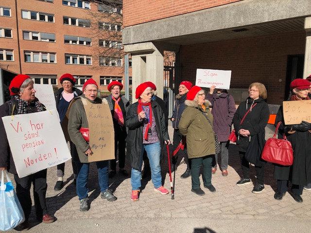 Medlemmar i Tantpatrullen i Örebro demonstrerar mot usla pensioner utanför S-kongressen.
