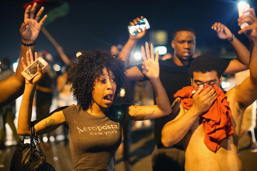Demonstranter protesterar efter att tonåringen Michael Brown skjutits till döds av polis i staden Ferguson.
