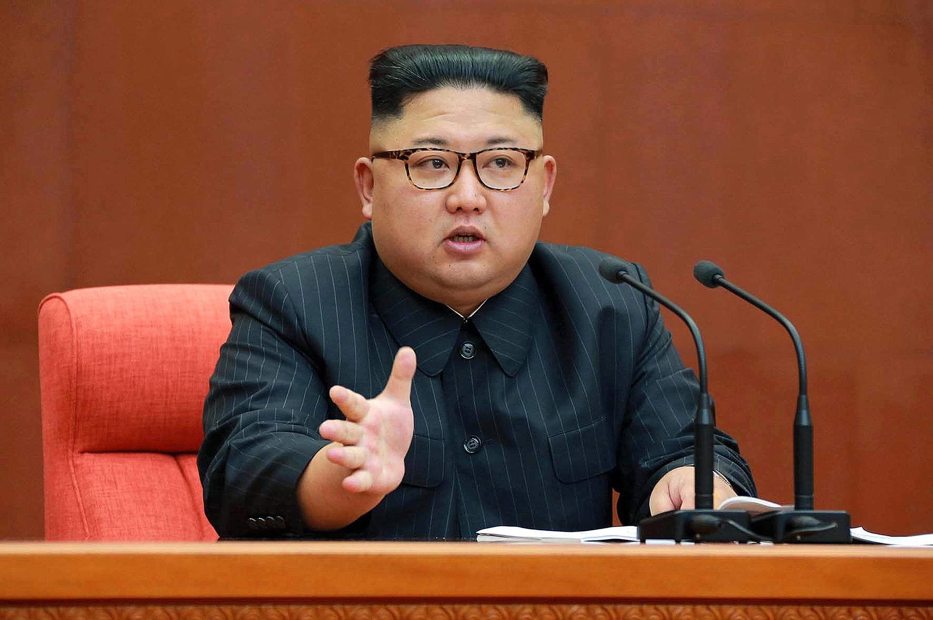 Kim Jong-UN talar inför centralkommittén på lördagen.