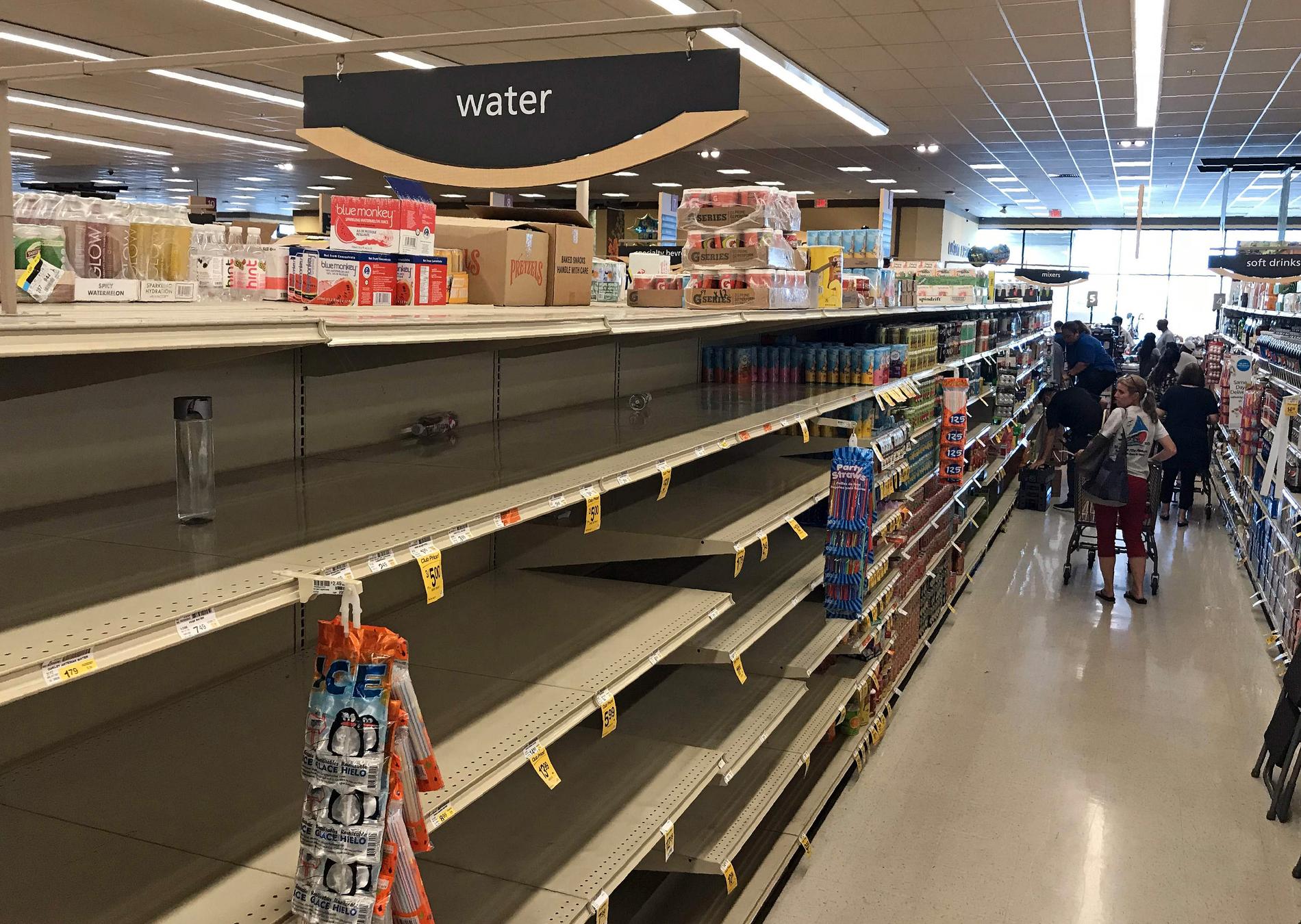 Oahus invånare bunkrar vatten och torrvaror inför orkanens ankomst. 