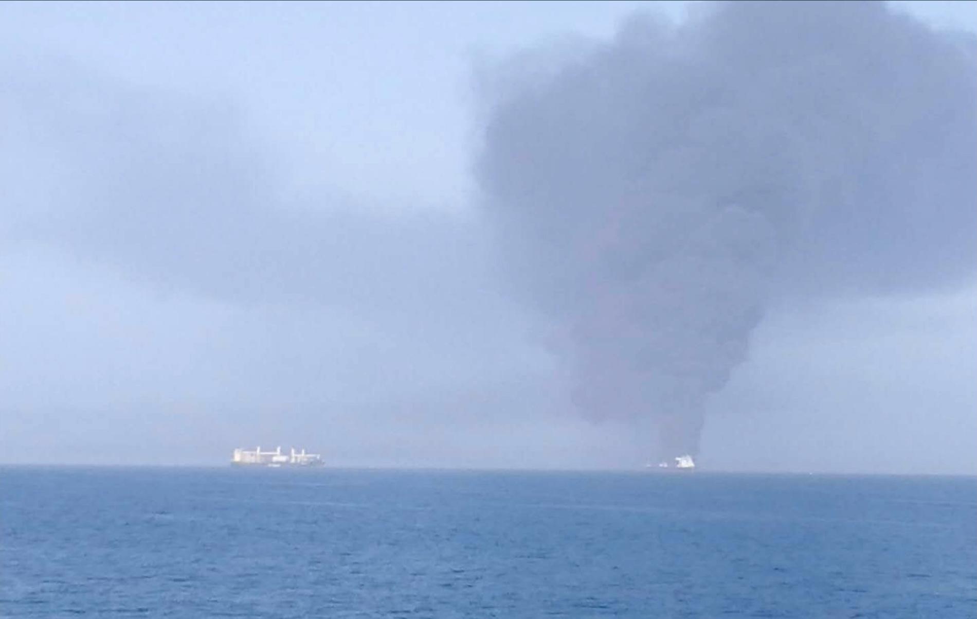 Ett tankfartyg från Norge har börjat brinna i Omanbukten. 