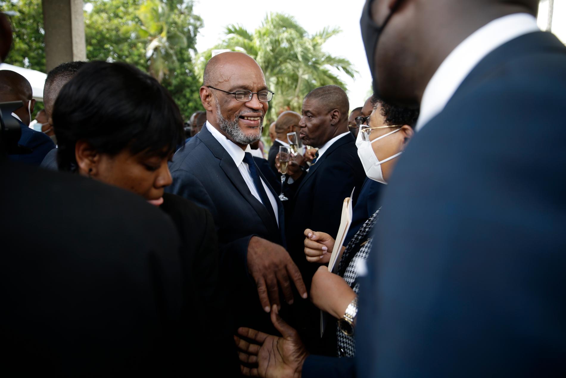 Haitis nye premiärminister Ariel Henry pratar med medlemmar ur landets regering efter att ha svurits in på sin post.