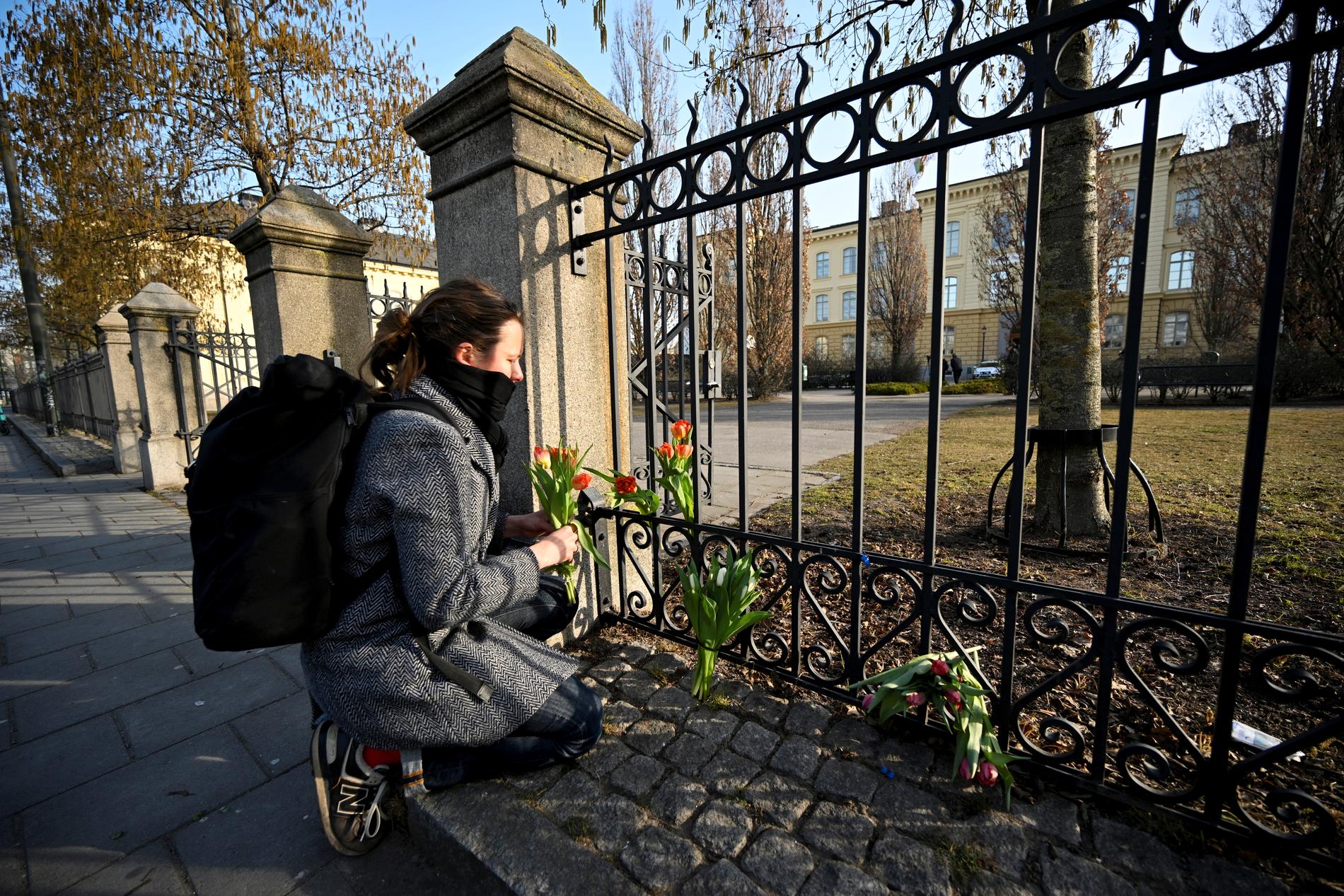 Katarina Blennow lägger blommor utanför Malmö Latinskola.