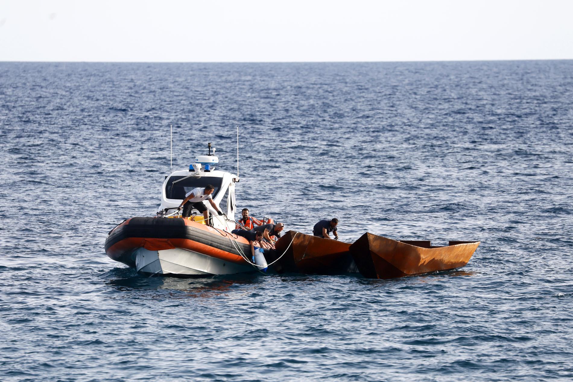 Italiensk kustbevakning och migrantbåtar utanför Lampedusa. Arkivbild.