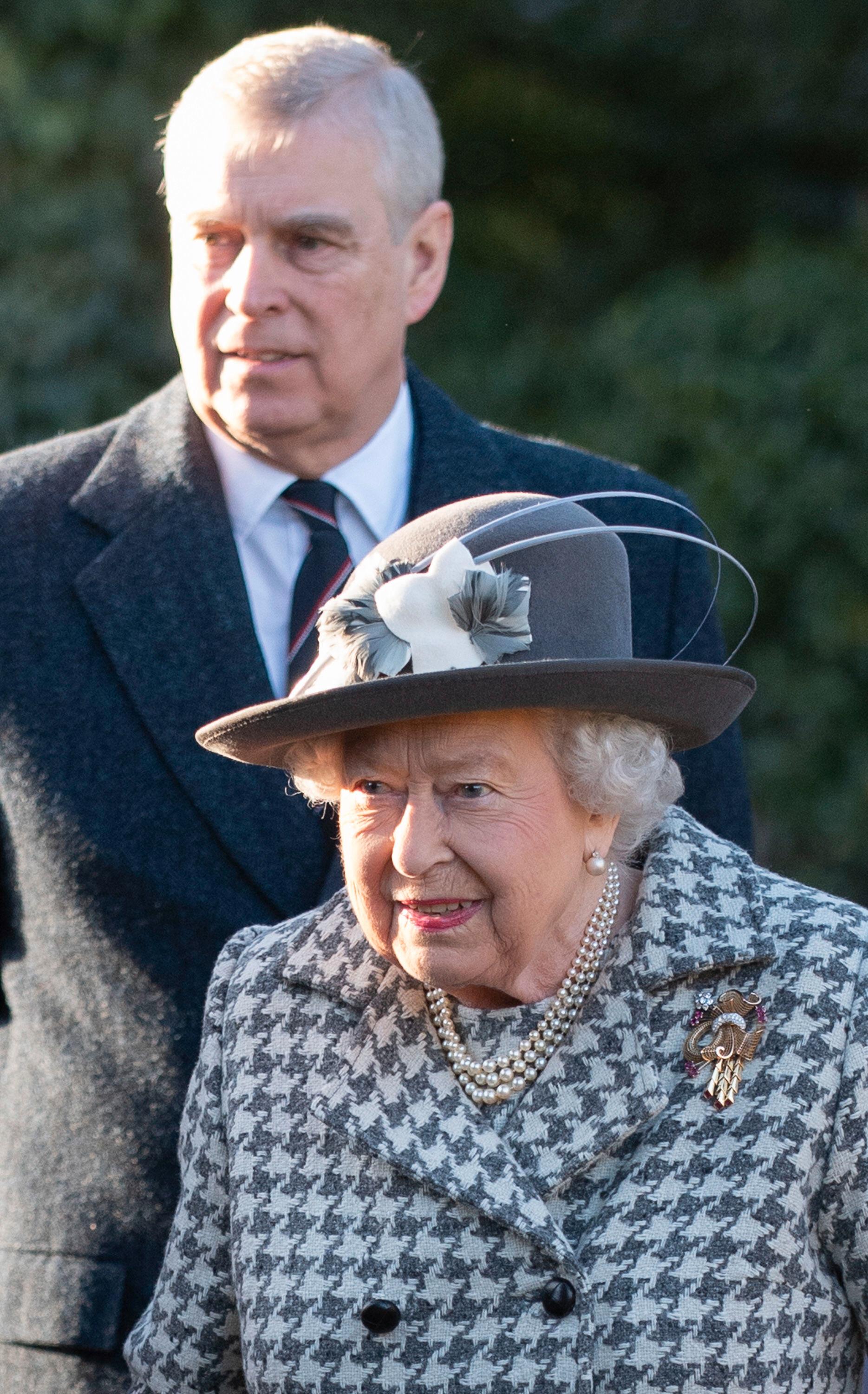 Storbritanniens drottning Elizabeth tillsammans med sin son Andrew. Bild från i januari.