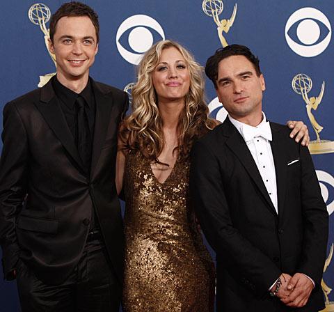 Johnny Galecki (längst till höger) med sina ”The Big Bang Theory”-polare Jim Parsons och Kaley Cuoco vid årets Emmy-gala.