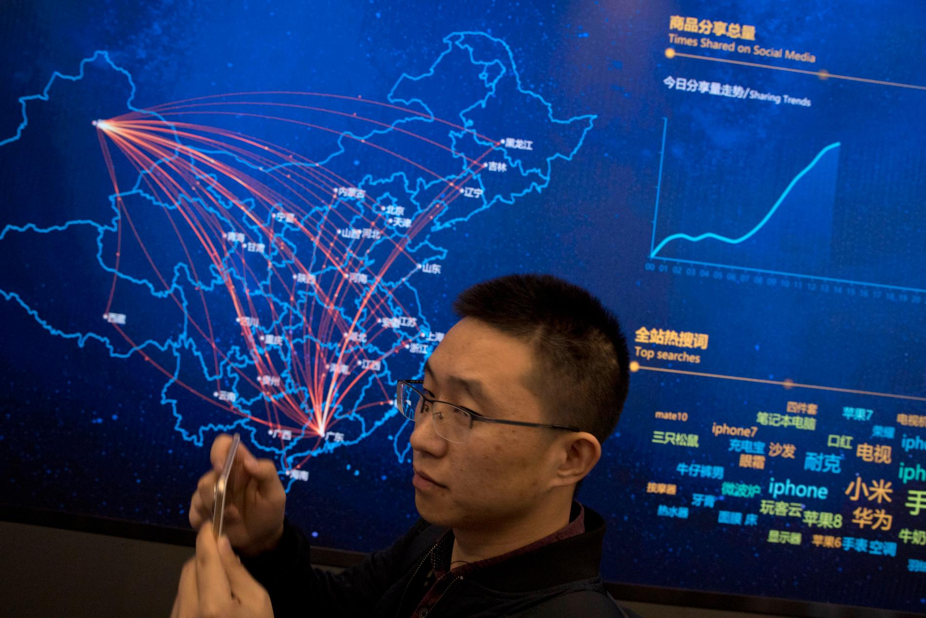 Den digitala kartan hos handelsbjässen jd.com visar leveransflödet i Kina under singeldagen (Singles Day) förra året. Arkivbild.