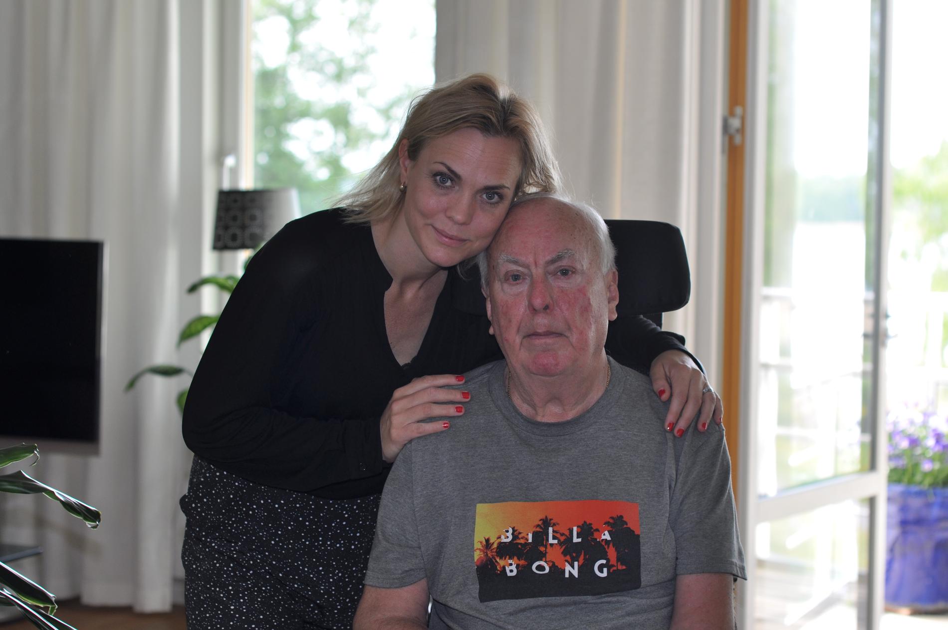 Sara Scheef tillsammans med sin ALS-sjuke pappa Anders Scheef i föräldrahemmet.