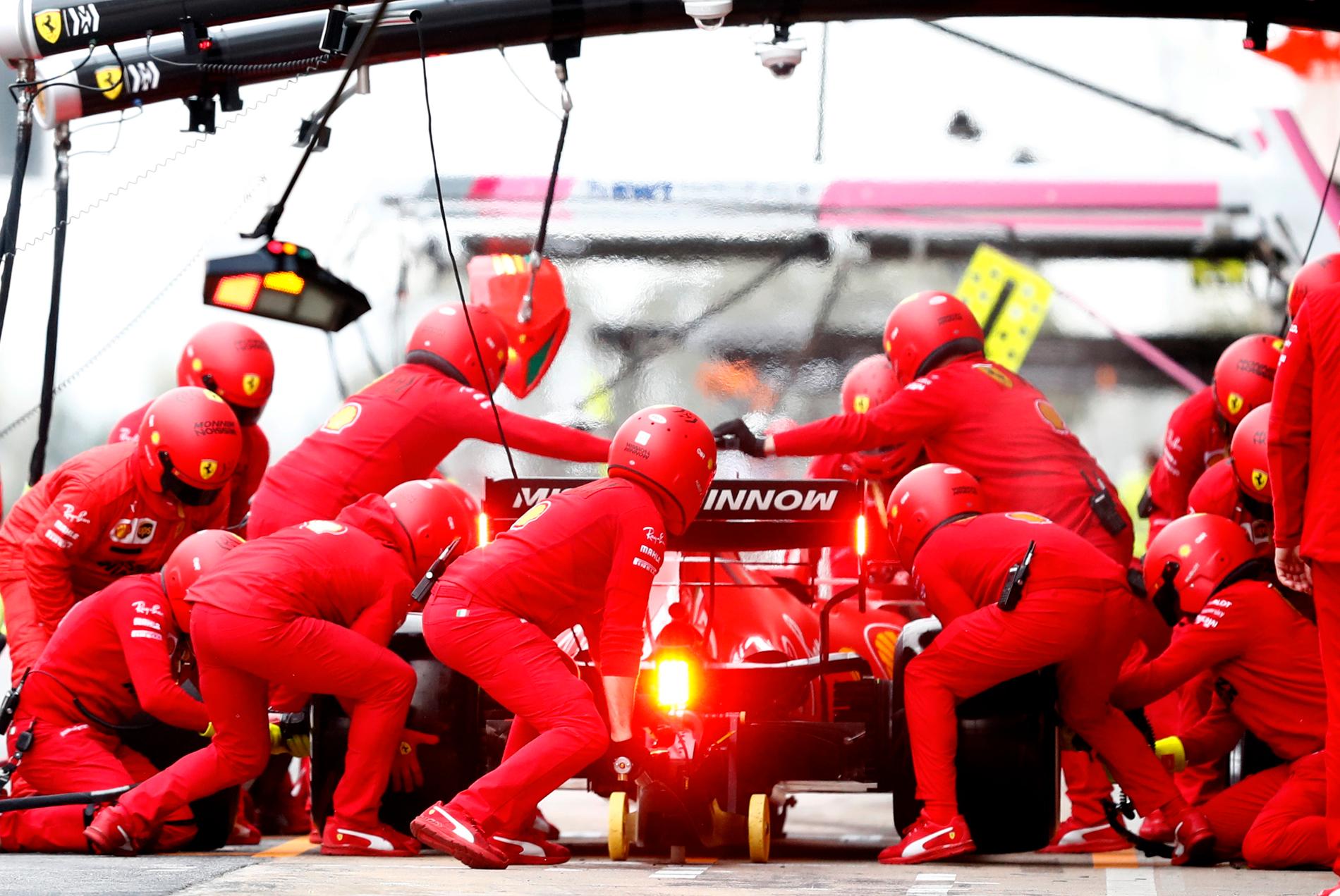 Ferrari-teamet under testerna i Barcelona. 