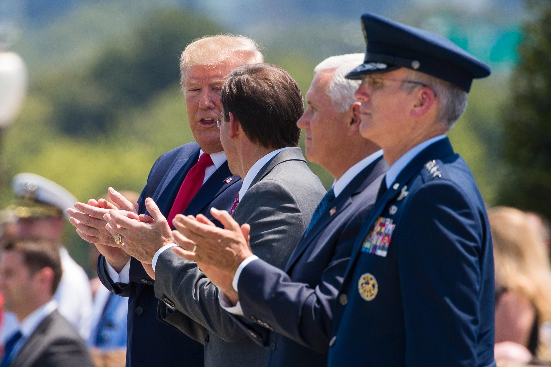 USA har testat en medeldistansrobot. Här president Donald Trump längst till vänster, intill försvarsminister Mark Esper. Arkivbild.