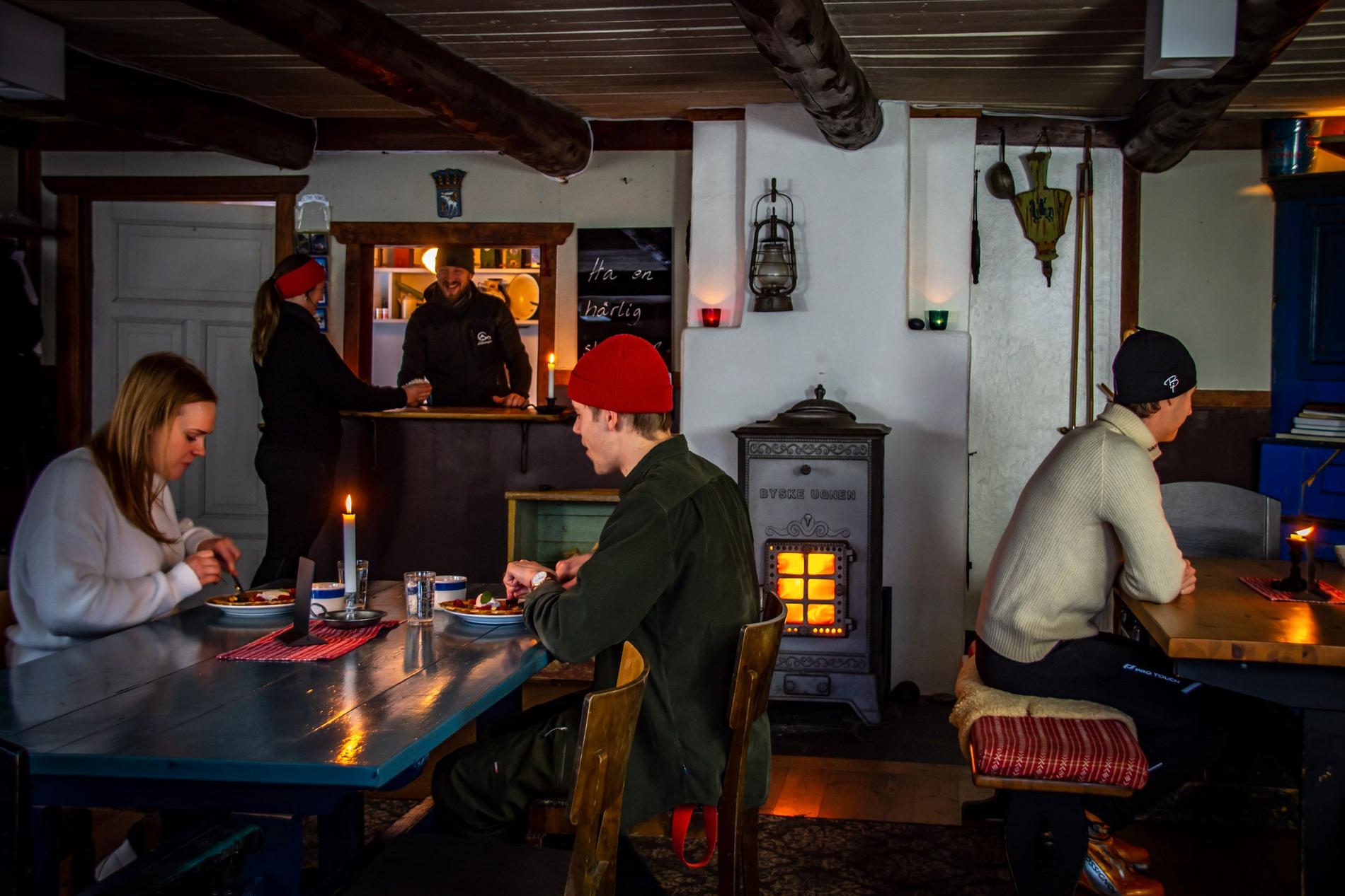 Våfflorna i Lillåstugan i Åre är rikskända. Hit skidar hungriga turister på vintrarna och på sommaren är det vandrarna som kommer på besök.