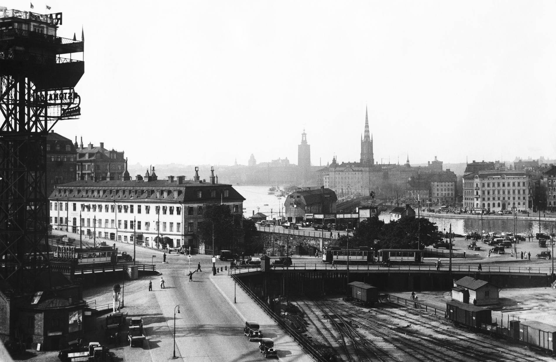 Vy Slussen från omkring år 1930. Restaurang Pelikan syns i mitten. Gamla Katarinahissen längst till vänster. Arkivbild. 