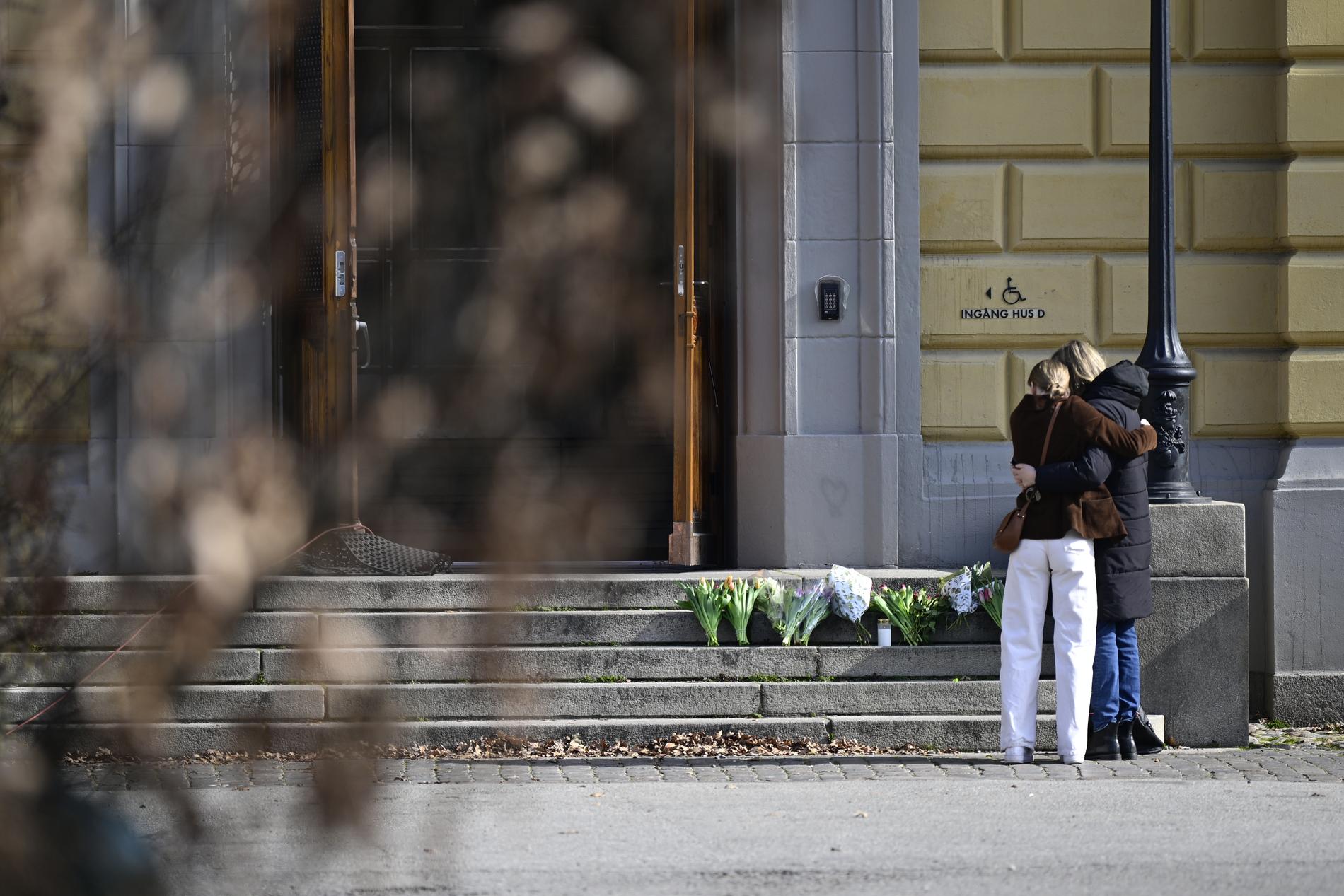 Blommor utanför Malmö Latinskola dagen efter dådet, där två kvinnor dödades.