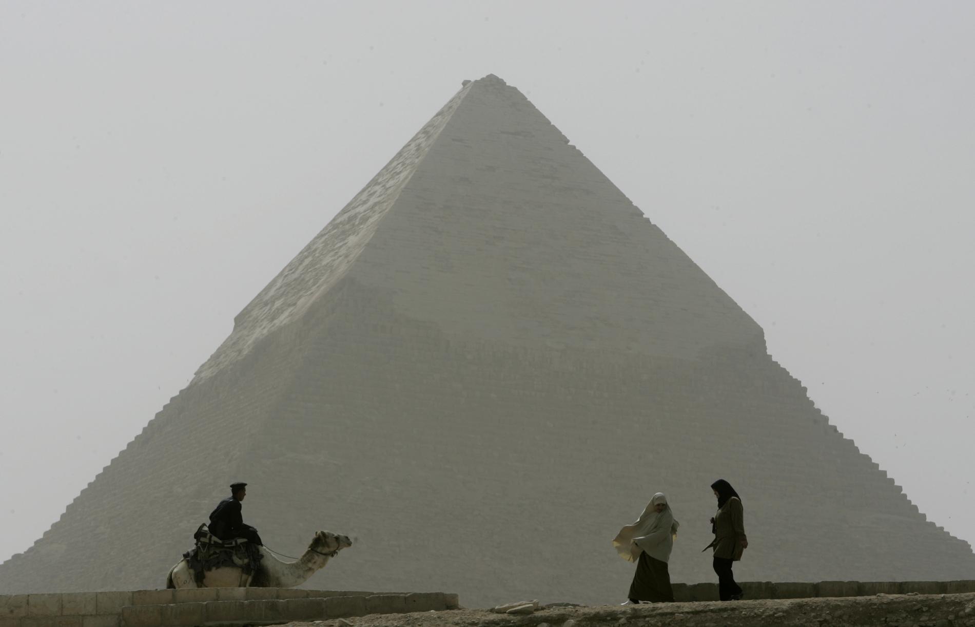 Chefrens pyramid vid Giza utanför Kairo är med sina 136 meter den näst största pyramiden i Egypten. Arkivbild.