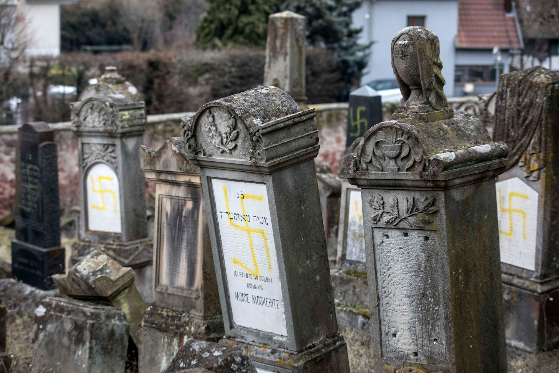 Ett 80-tal gravstenar har klottrats ned med nazistiska symboler i östra Frankrike.