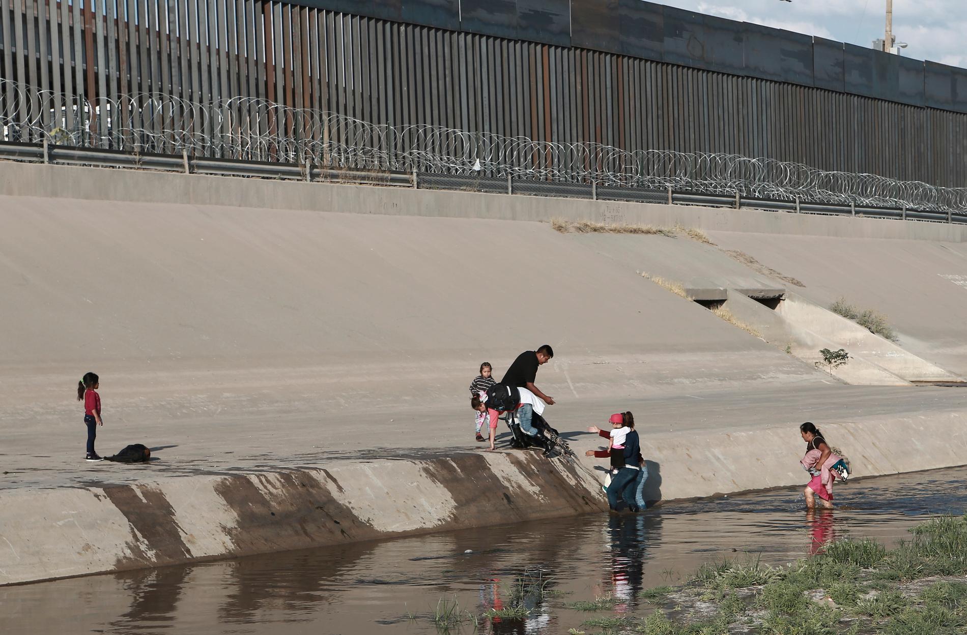 Familjer korsar floden Rio Grande för att ta sig från Mexiko till USA. Arkivbild.