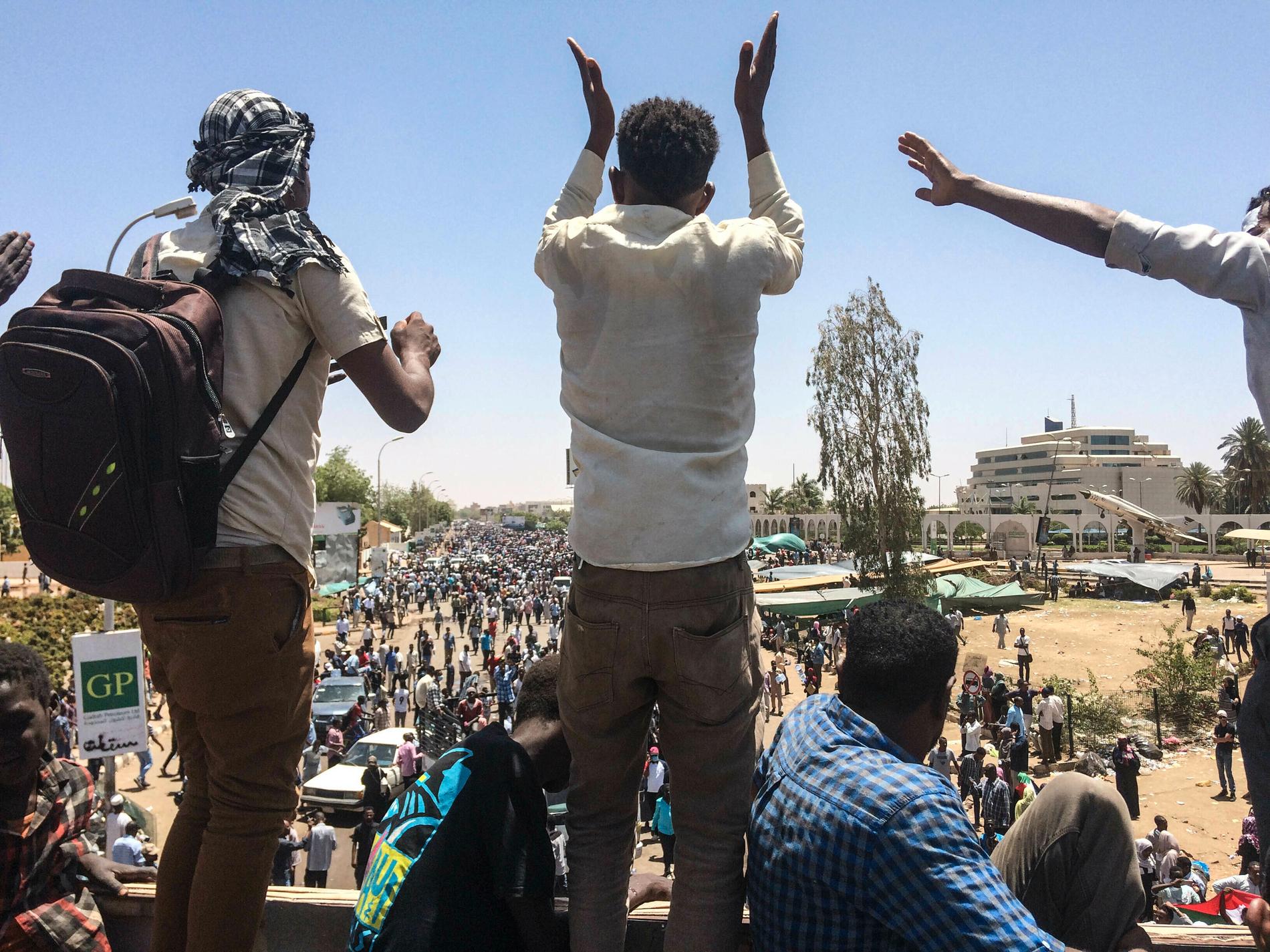Demonstranter framför det militära högkvarteret i Sudans huvudstad Khartum. Bilden är från den 8 april.