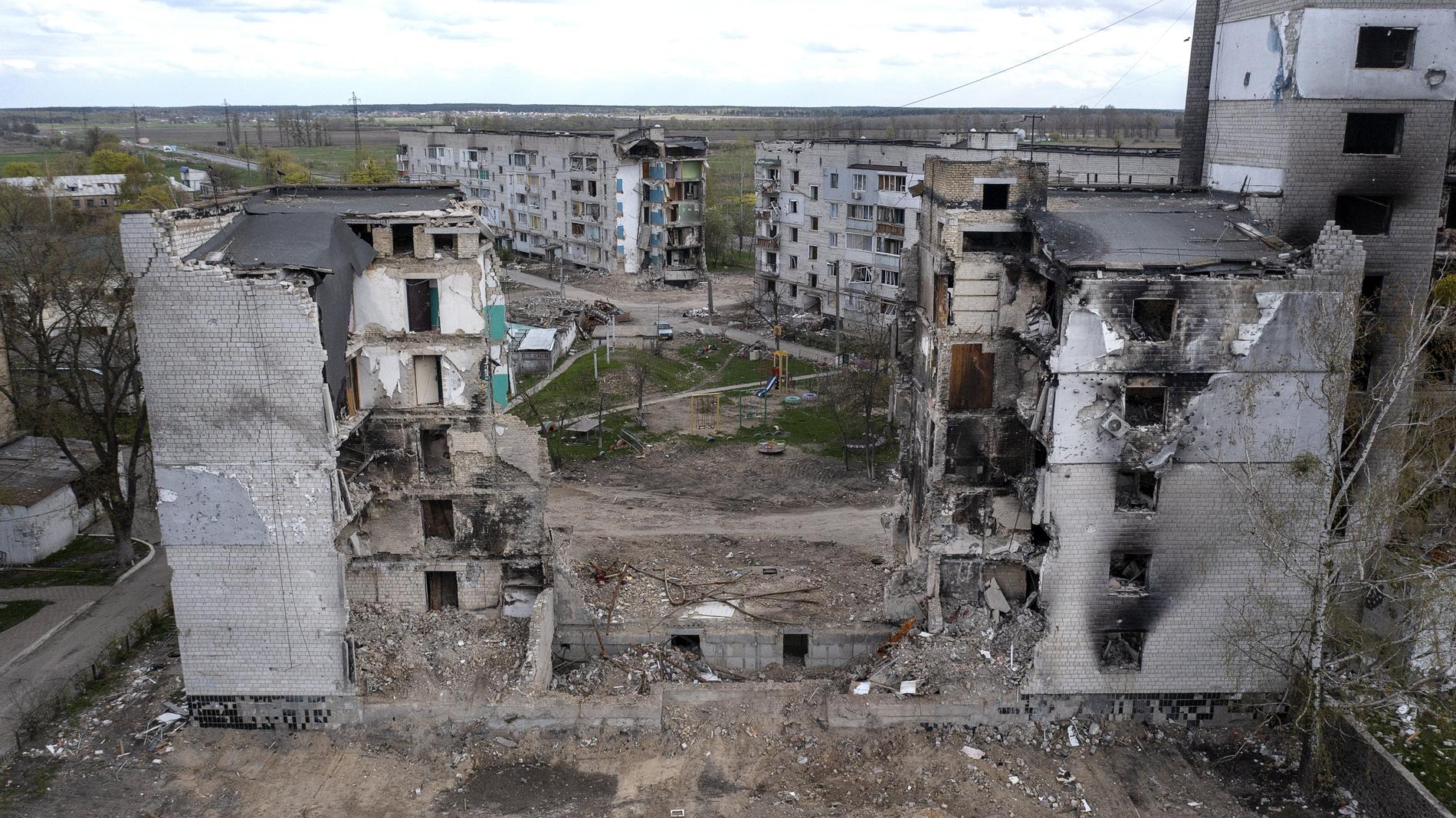 Den sönderbombade byn Borodjanka i Ukraina.