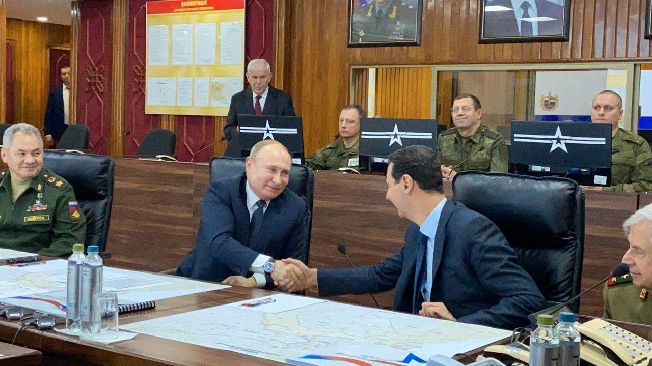 Rysslands president Vladimir Putin, i mitten, mötte Syriens president Bashar al-Assad, till höger, under ett överraskningsbesök i den syriska huvudstaden Damaskus på tisdagen.