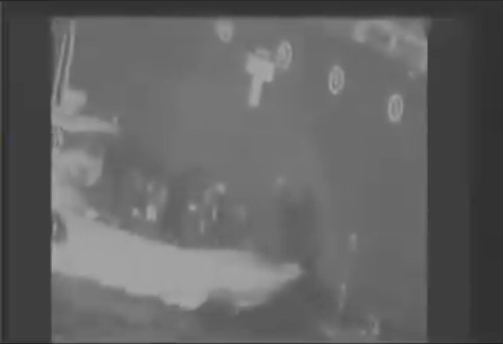 En stillbild ur en video USA släppt sägs visa när Iranska revolutionsgardet plockar bort en mina som inte detonerat från en av oljetankrarna i Hormuzsundet. 