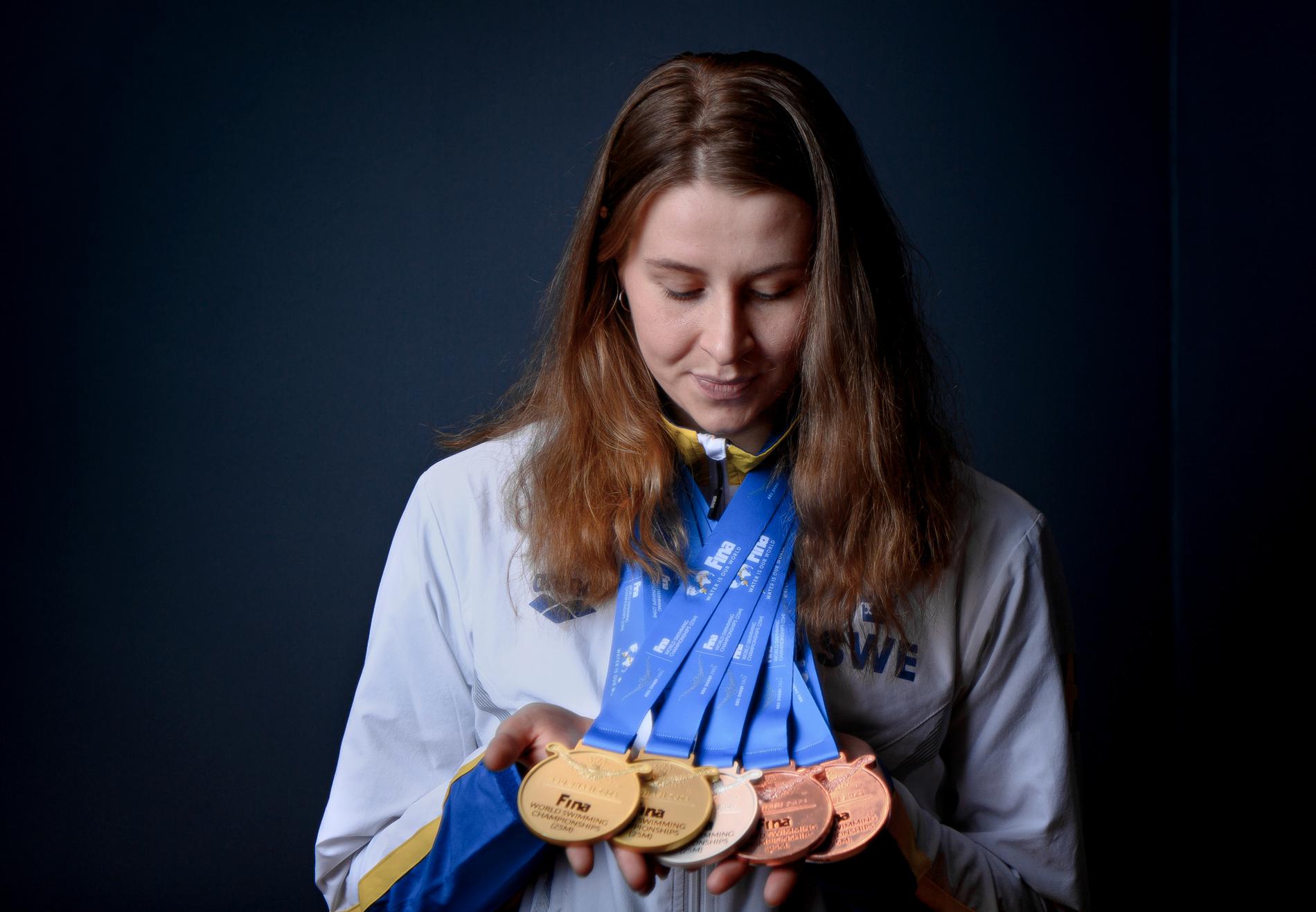 Sophie Hansson poserar med sina medaljer från kort-VM i Stockholm.