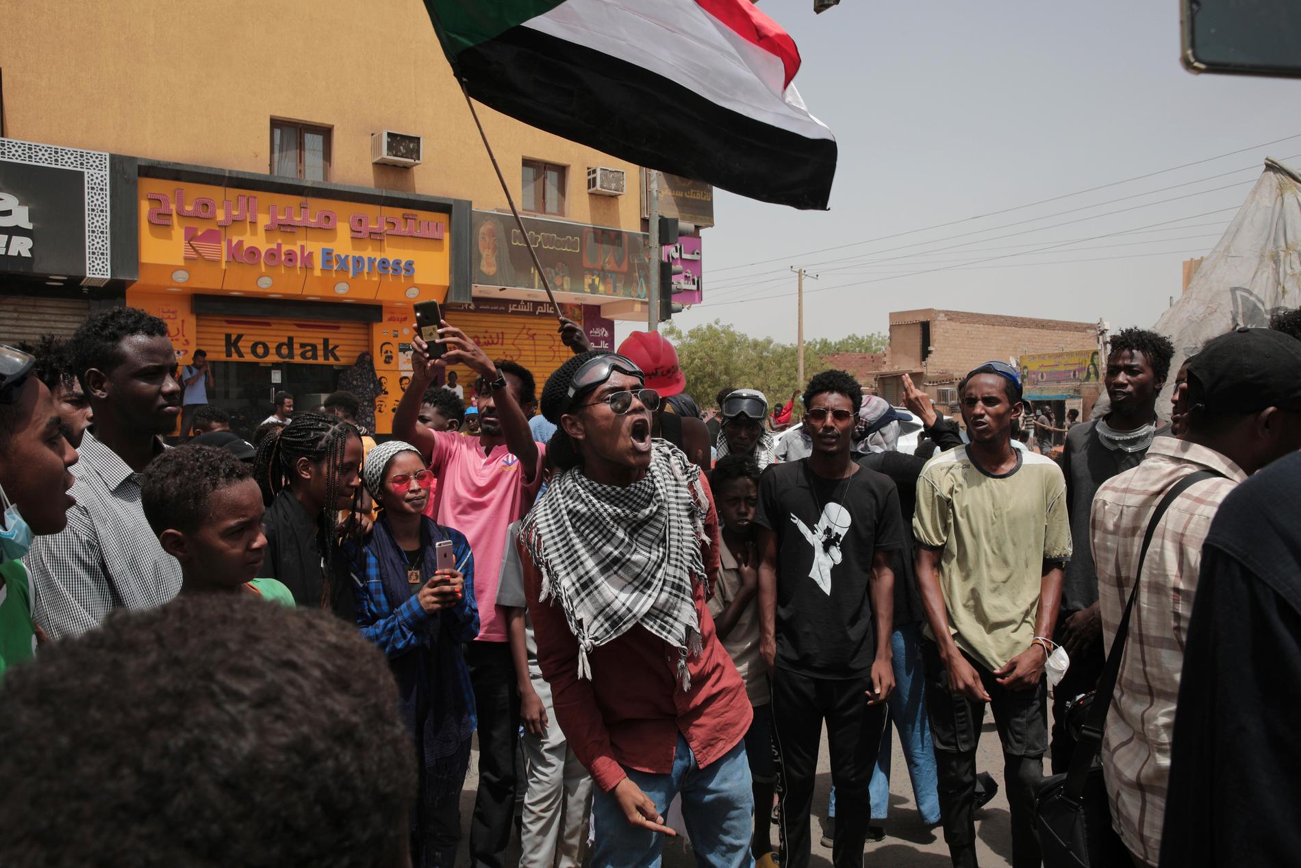 Regimkritiska demonstranter i Sudans huvudstad Khartum. Arkivbild.