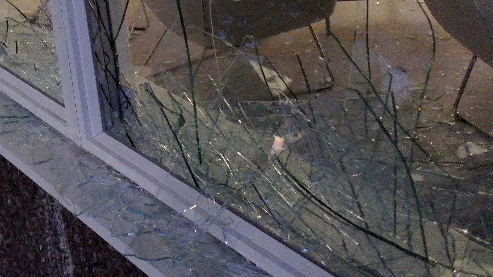 Någon eller några krossade över hundra fönsterrutor på Mora gymnasium någon gång under påskhelgen. Arkivbild.