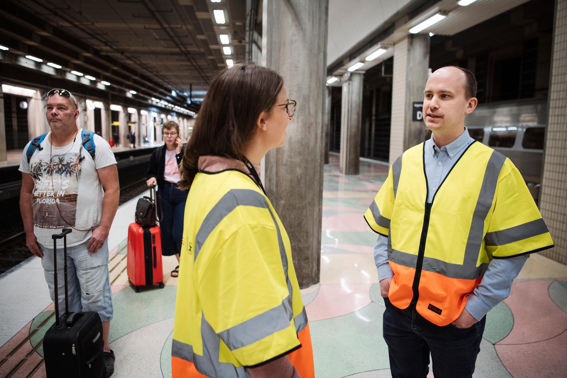 "Det handlar mest om ifall tåget går dit det ska och om det är försenat", säger Daniel Lock från MTR Express om resenärernas vanligaste frågor. I dag fanns han på plats på Södra station tillsammans med kollegan Anja Sandberg.