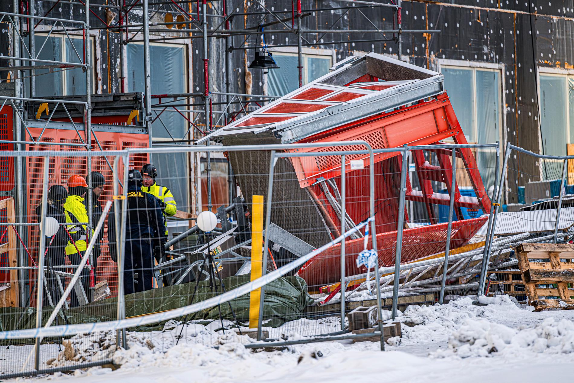 Polisens kriminaltekniker under tisdagen vid olycksplatsen i Ursvik i Sundbyberg där fem män omkom i en hissolycka i måndags.