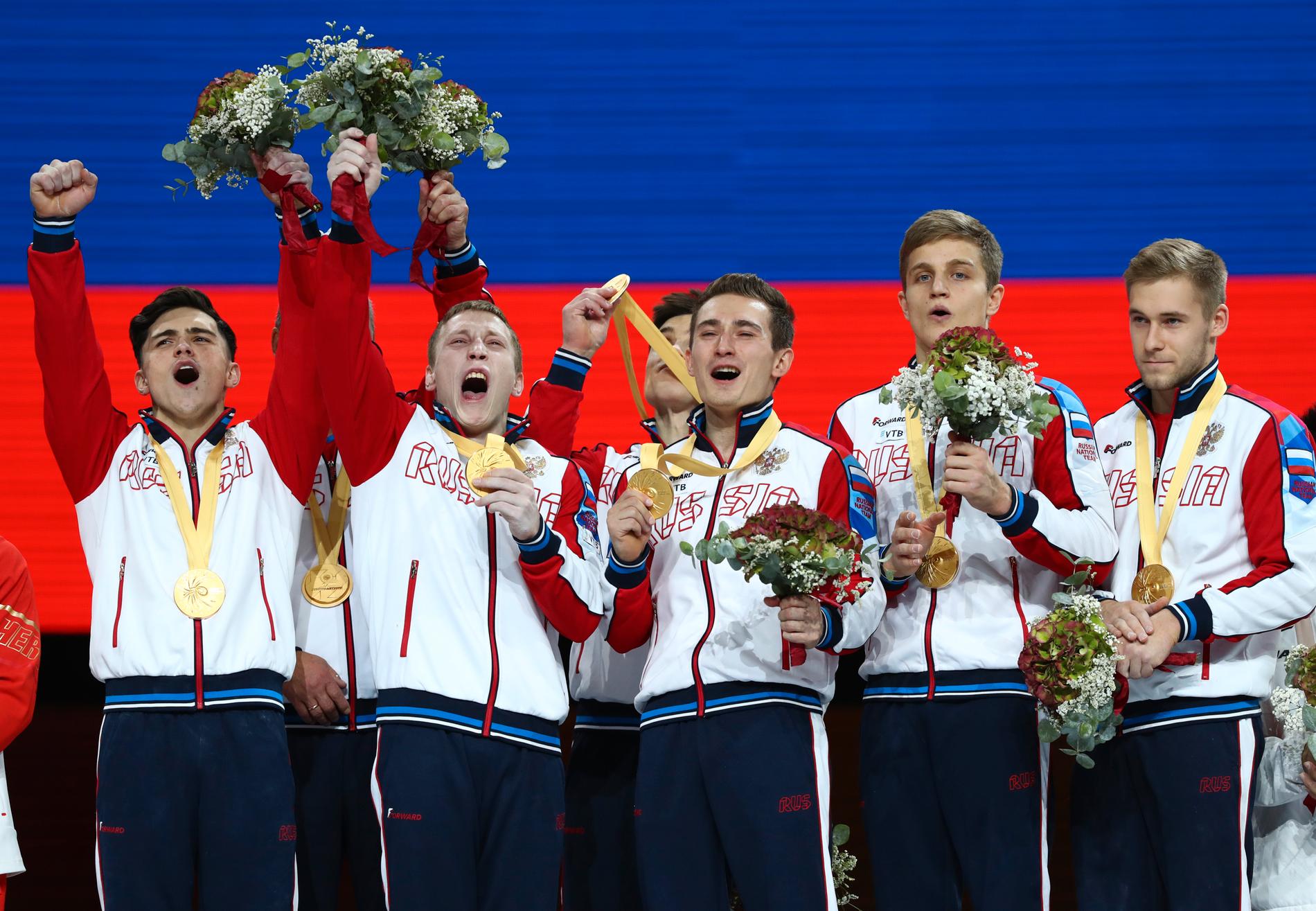 Rysslands lag jublar över sin historiska guldmedalj i lagtävlingen.