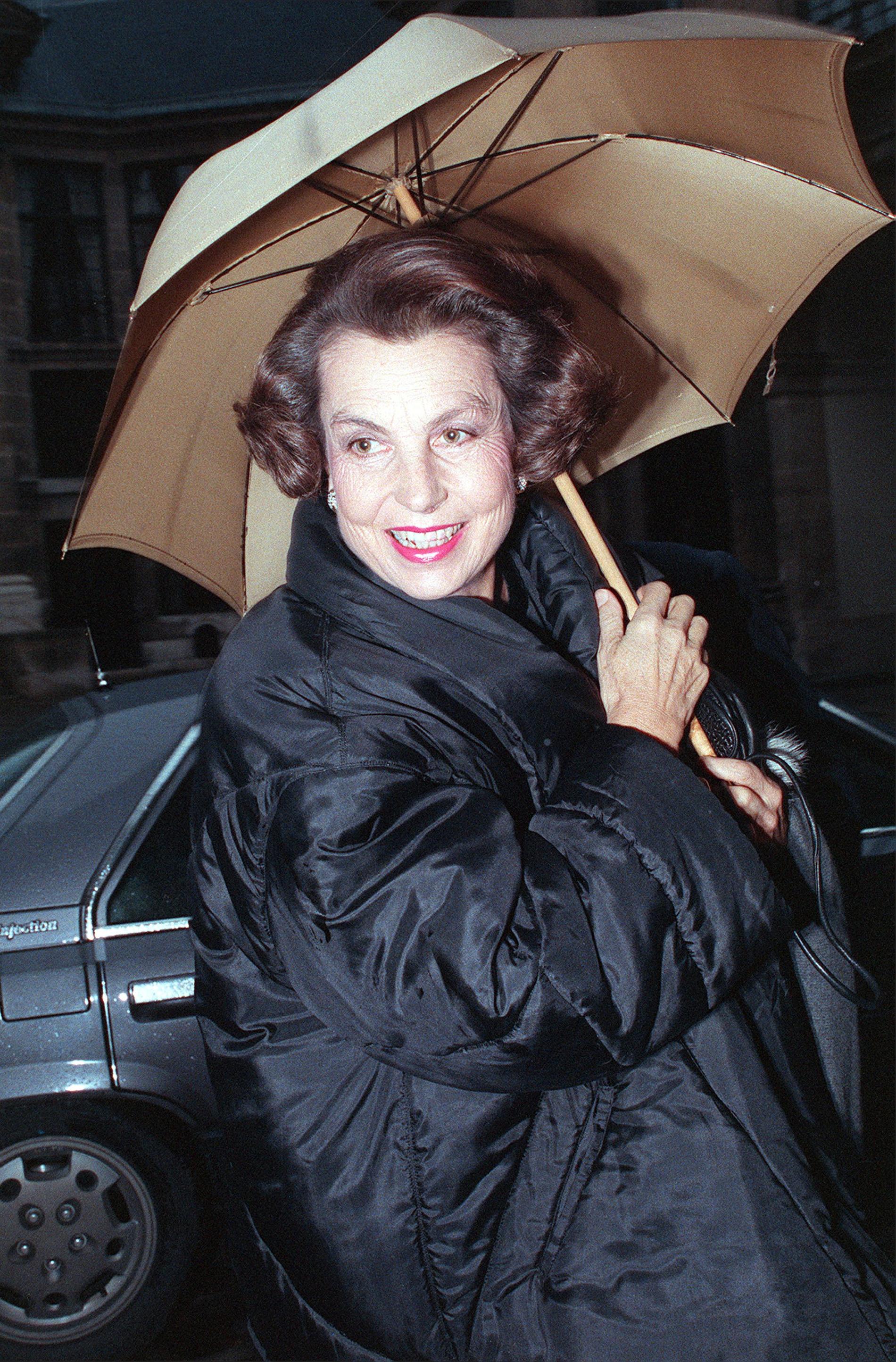 Liliane Bettencourt med ett paraply på Paris gator i slutet av november 1988.