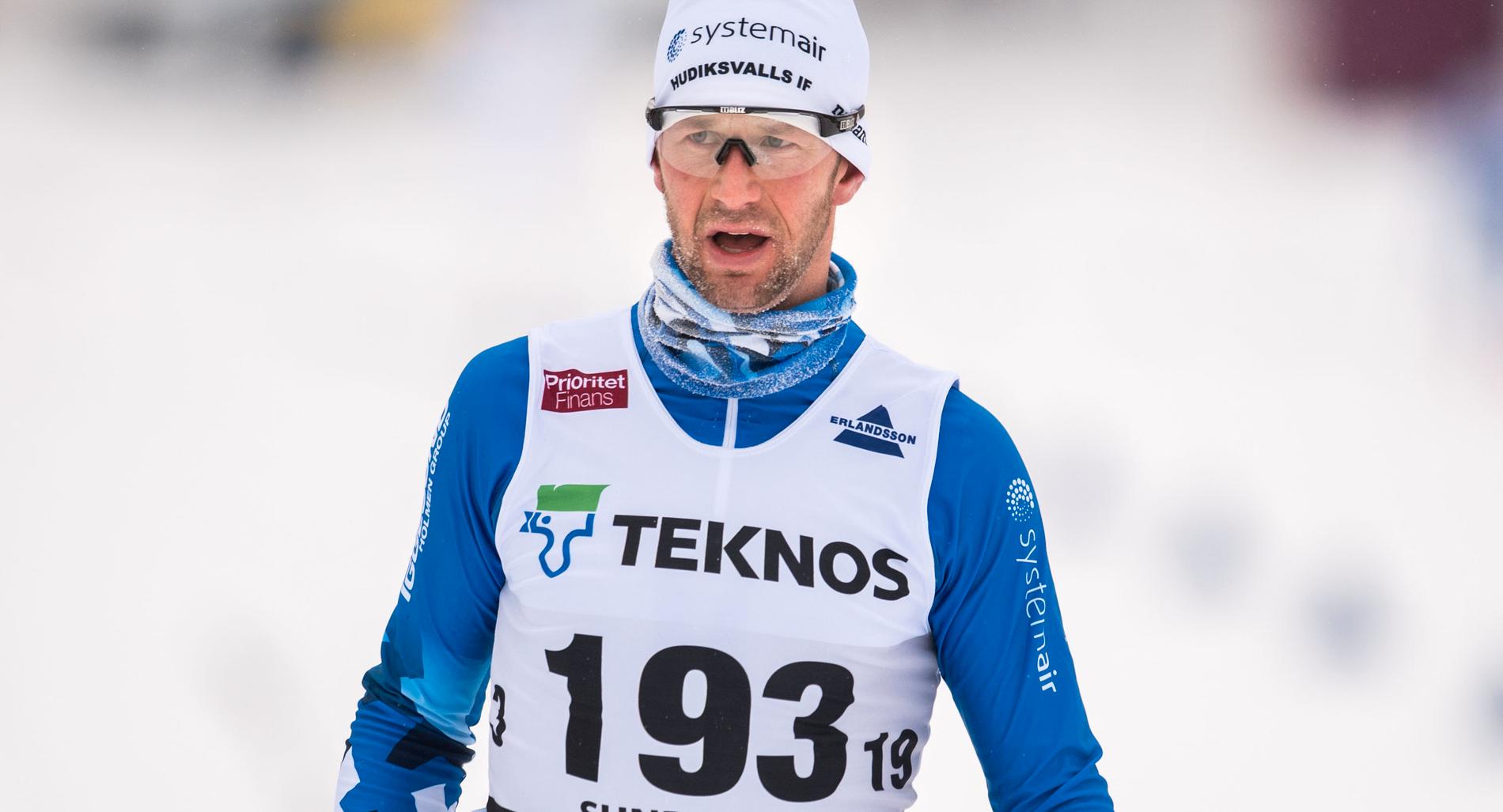 Anders Södergren, Hudiksvalls IF, går i mål under skidloppet över 15 km klassisk stil.
