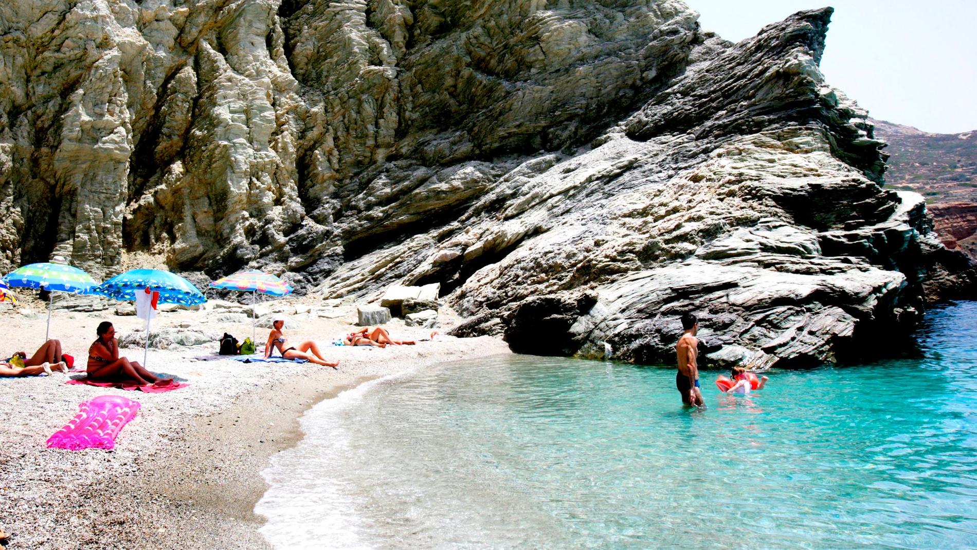 Stranden Agali på Folegandros skyddas av häftiga klippor.