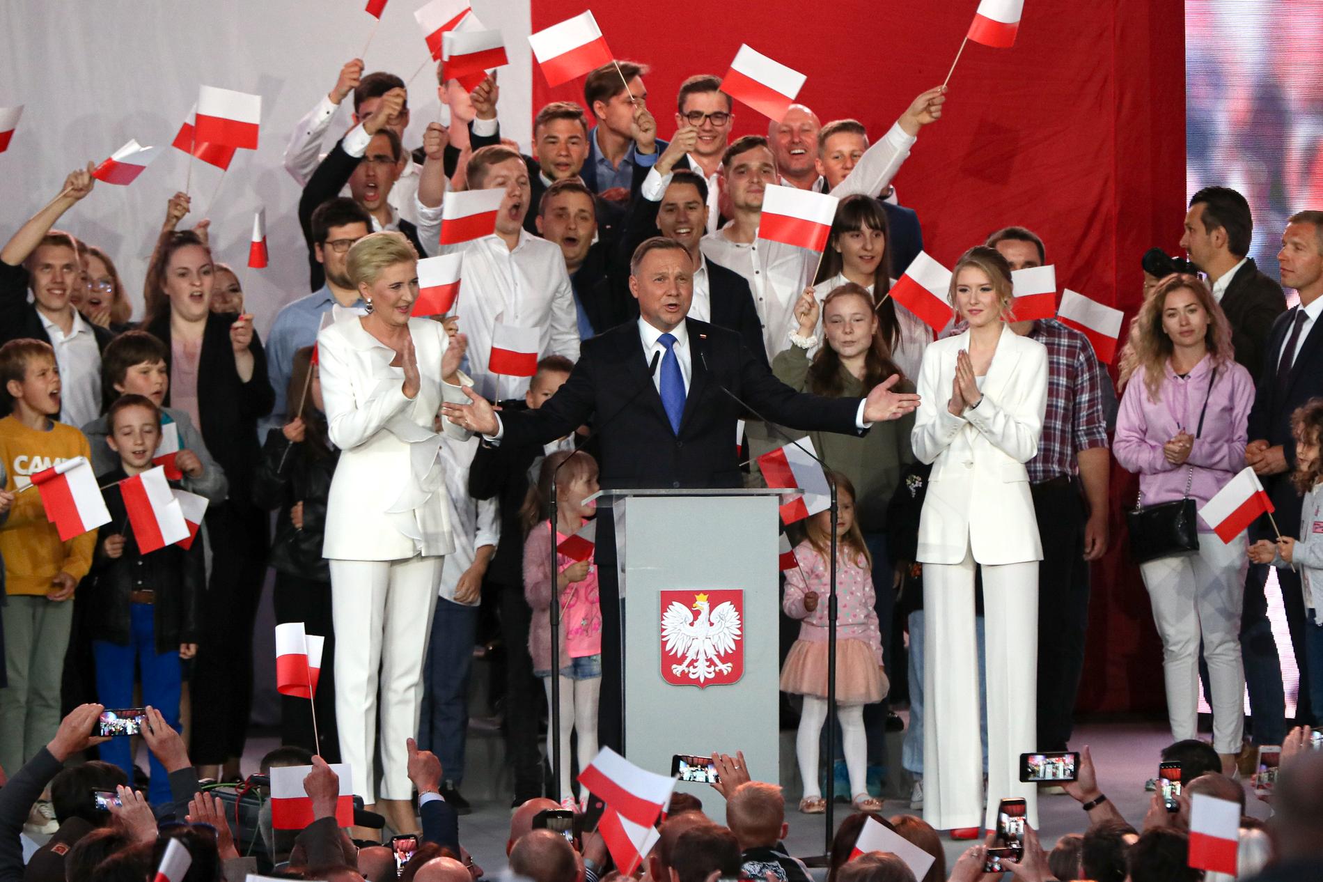 Sittande presidenten Andrzej Duda leder med knapp marginal, enligt en vallokalsundersökning vid 21-tiden.