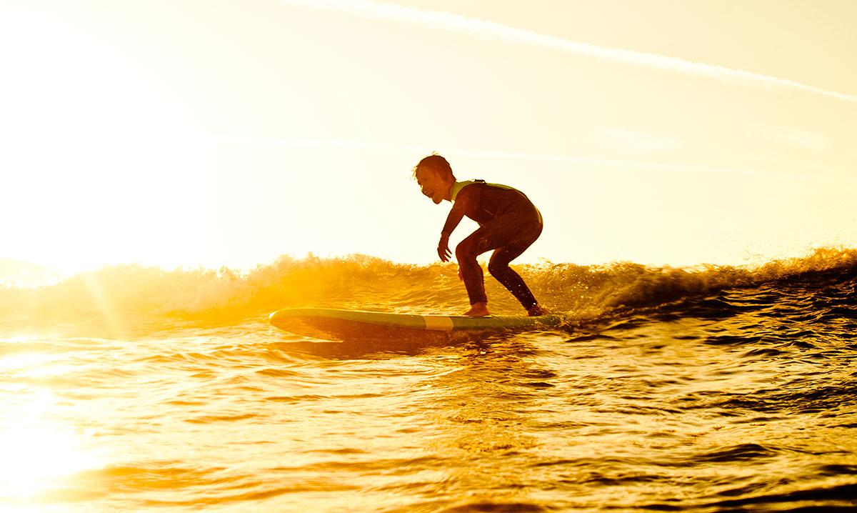 Alla kan lära sig surfa och åldern har ingen betydelse. Många som åker på arrangerade surfresor har aldrig stått på en surfbräda tidigare. 