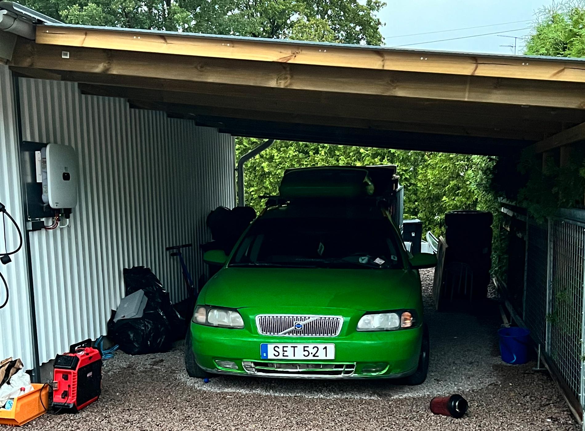 Melkers gröna a-traktor står kvar i familjens garage.