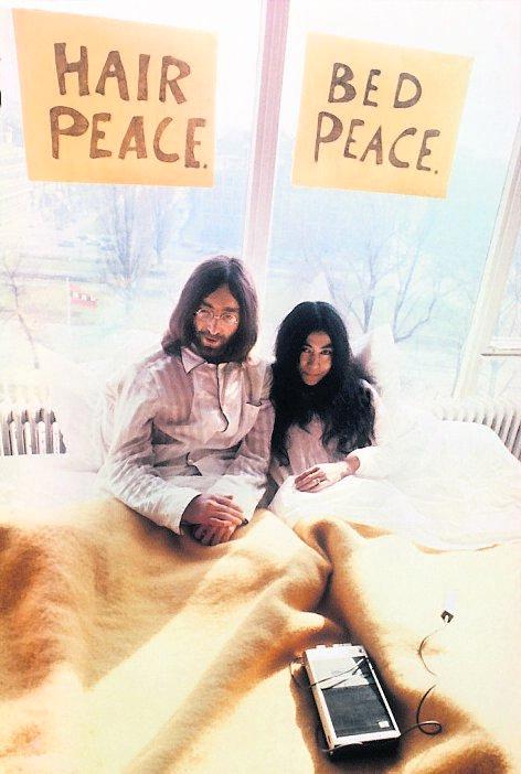 John och Yoko protesterar mot våld i en hotellsäng.
