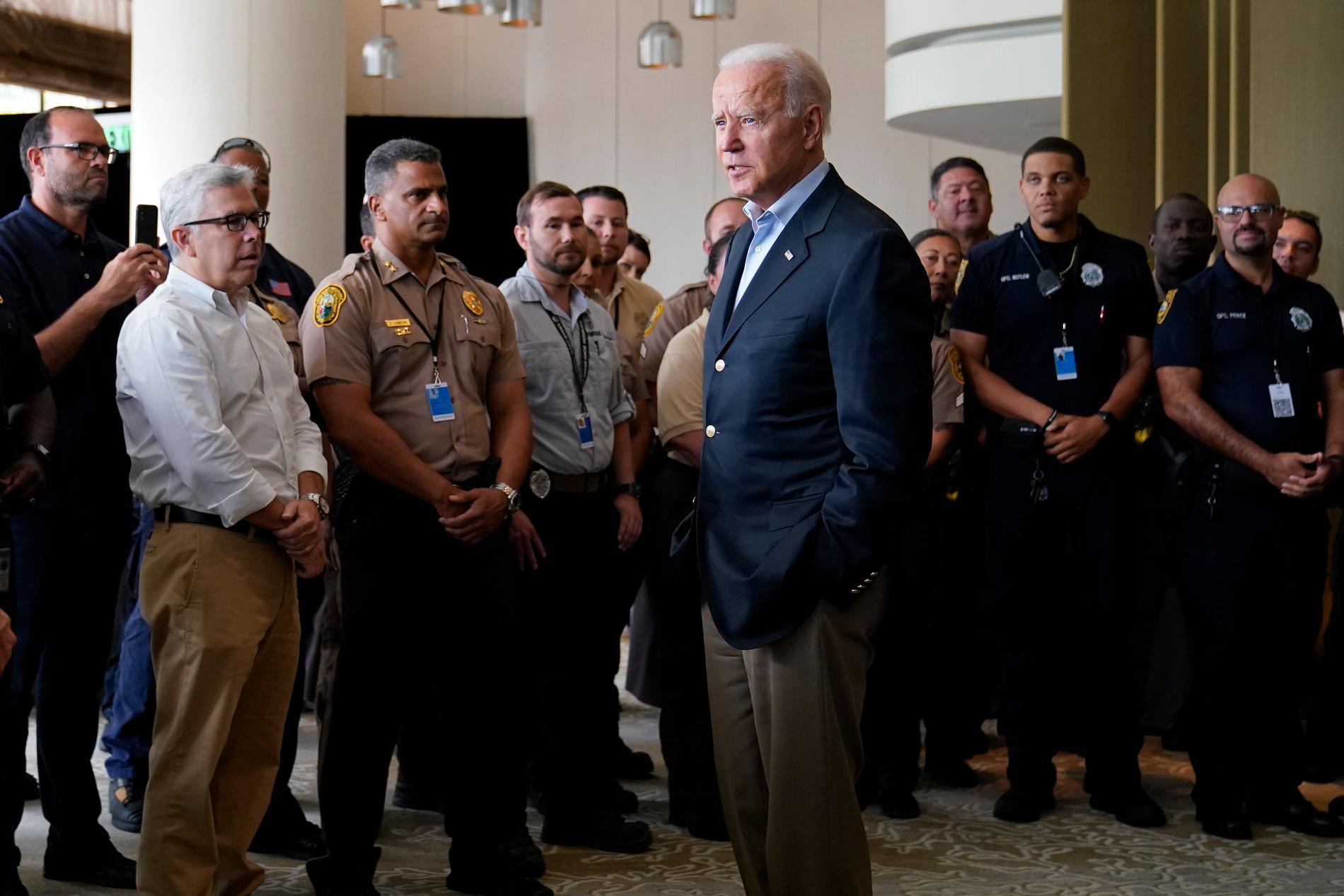 President Joe Biden på plats träffar räddningspersonal. 