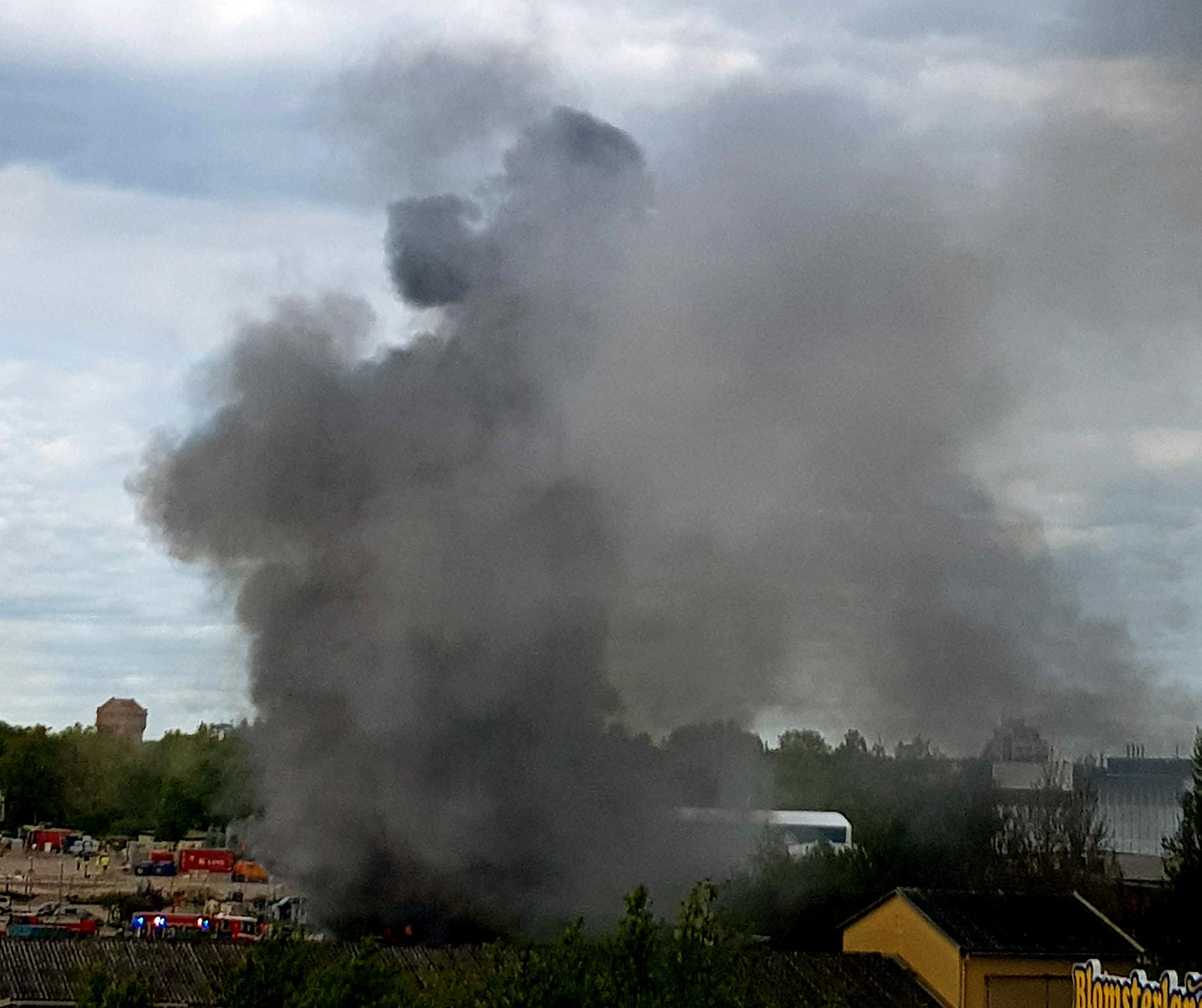 En brand rasar i ett garage i Örebro. Bland annat ett gym och en stor matvarubutik finns i närheten. 