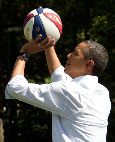 Precis som förra valet så kopplade Barack Obama av med basket i dag. Bilden är tagen vid ett tidigare tillfälle.