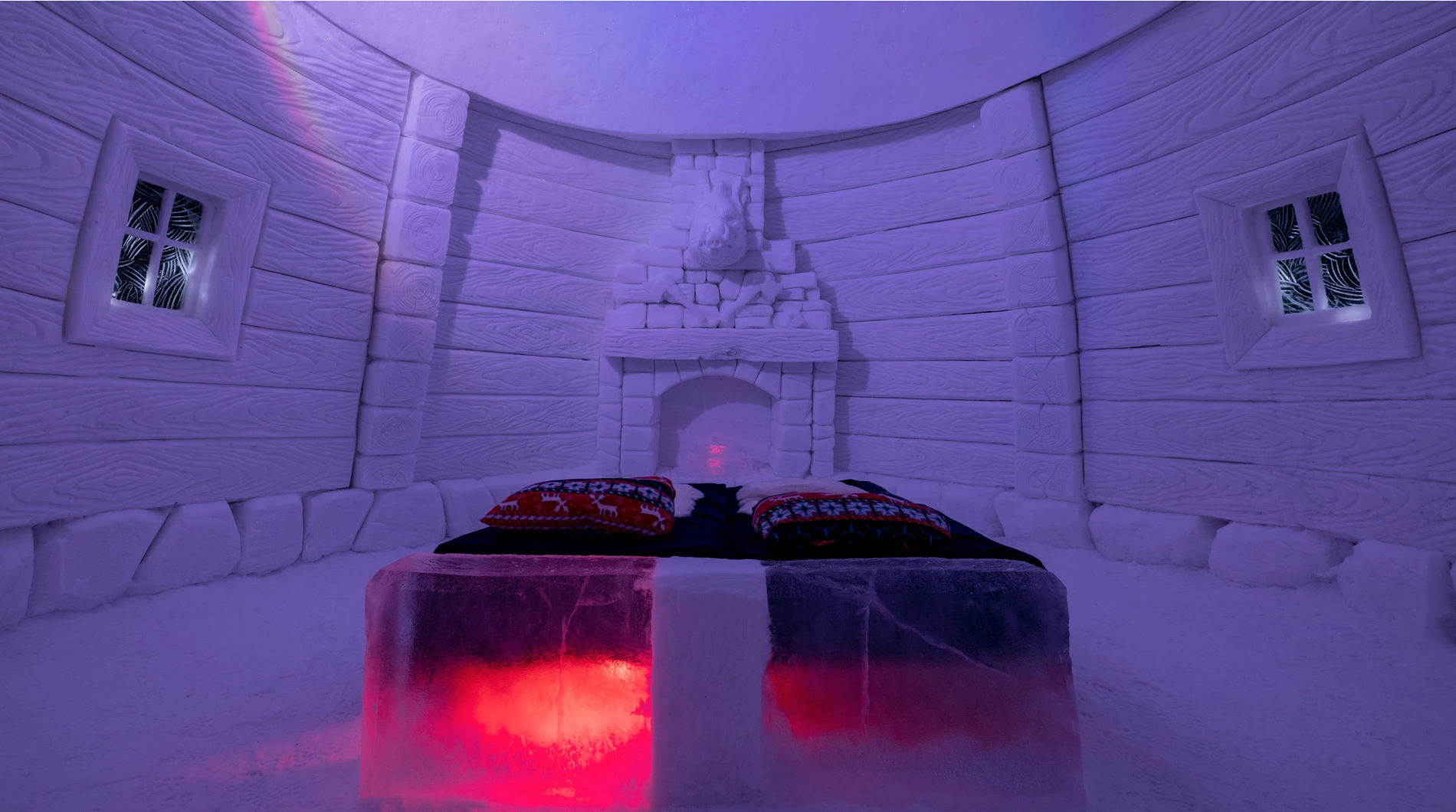 Besökarna på Snowhotel Kirkenes sover i −4 graders kyla.
