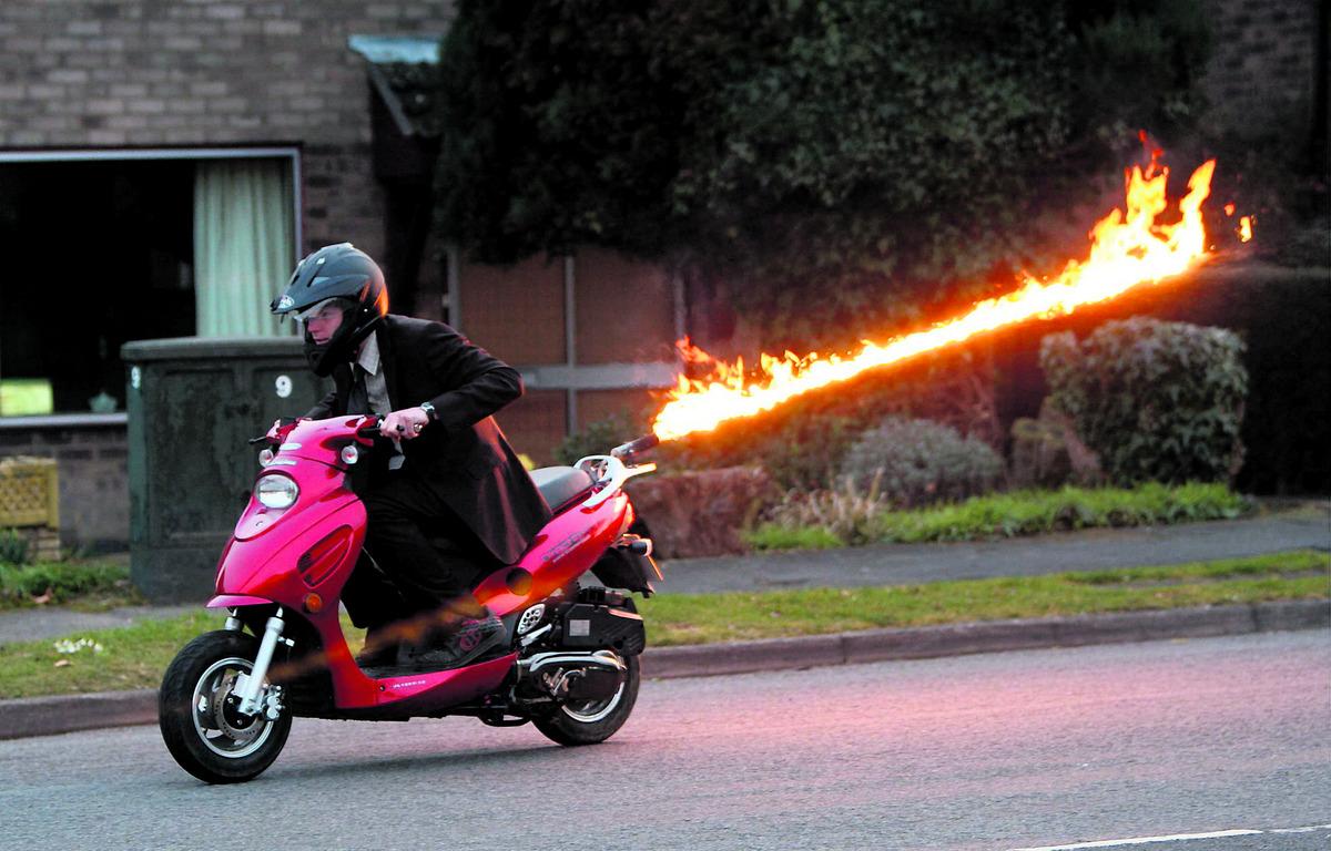 BRINNER AV Colin Furzes medtrafikanter får passa sig – hans scooter är nämligen eldsprutande.
