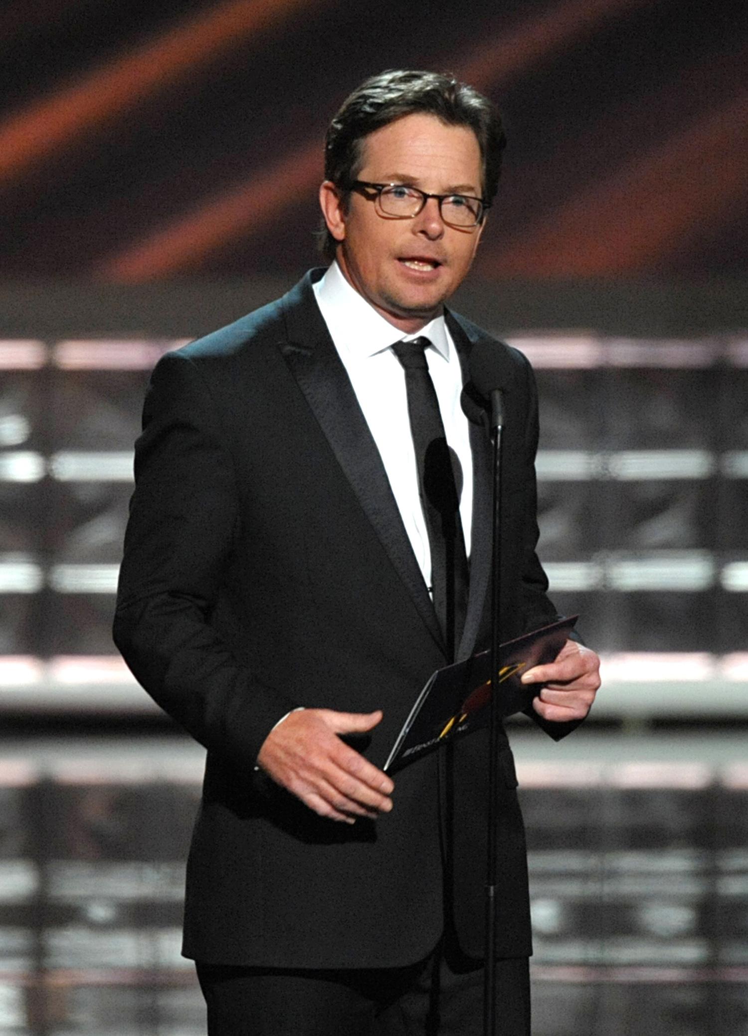 Michael J. Fox delar ut pris vid Emmy-galan 2012.