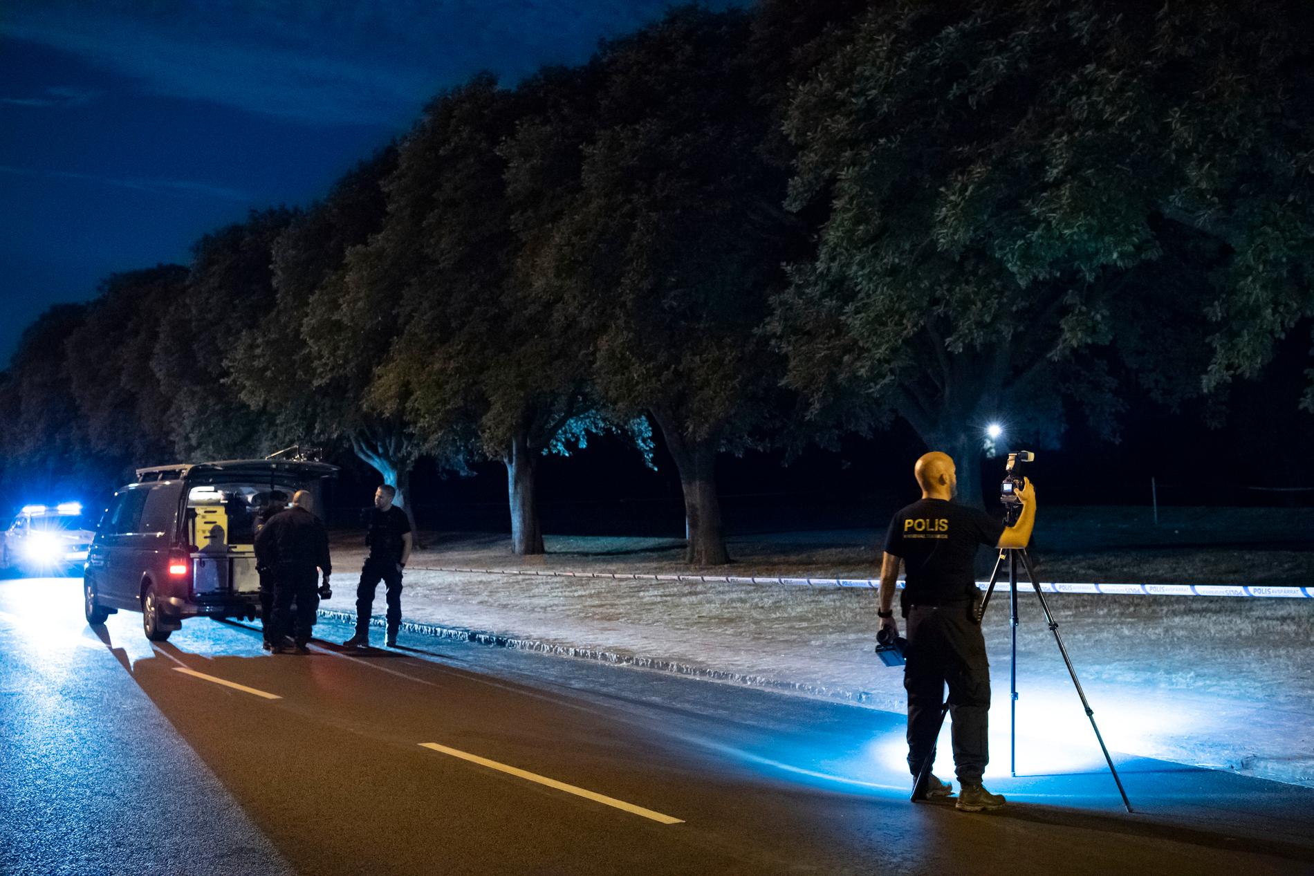 Polisens kriminaltekniker undersöker ett avspärrat område vid Sibbarps kallbadhus i Malmö natten till lördagen.