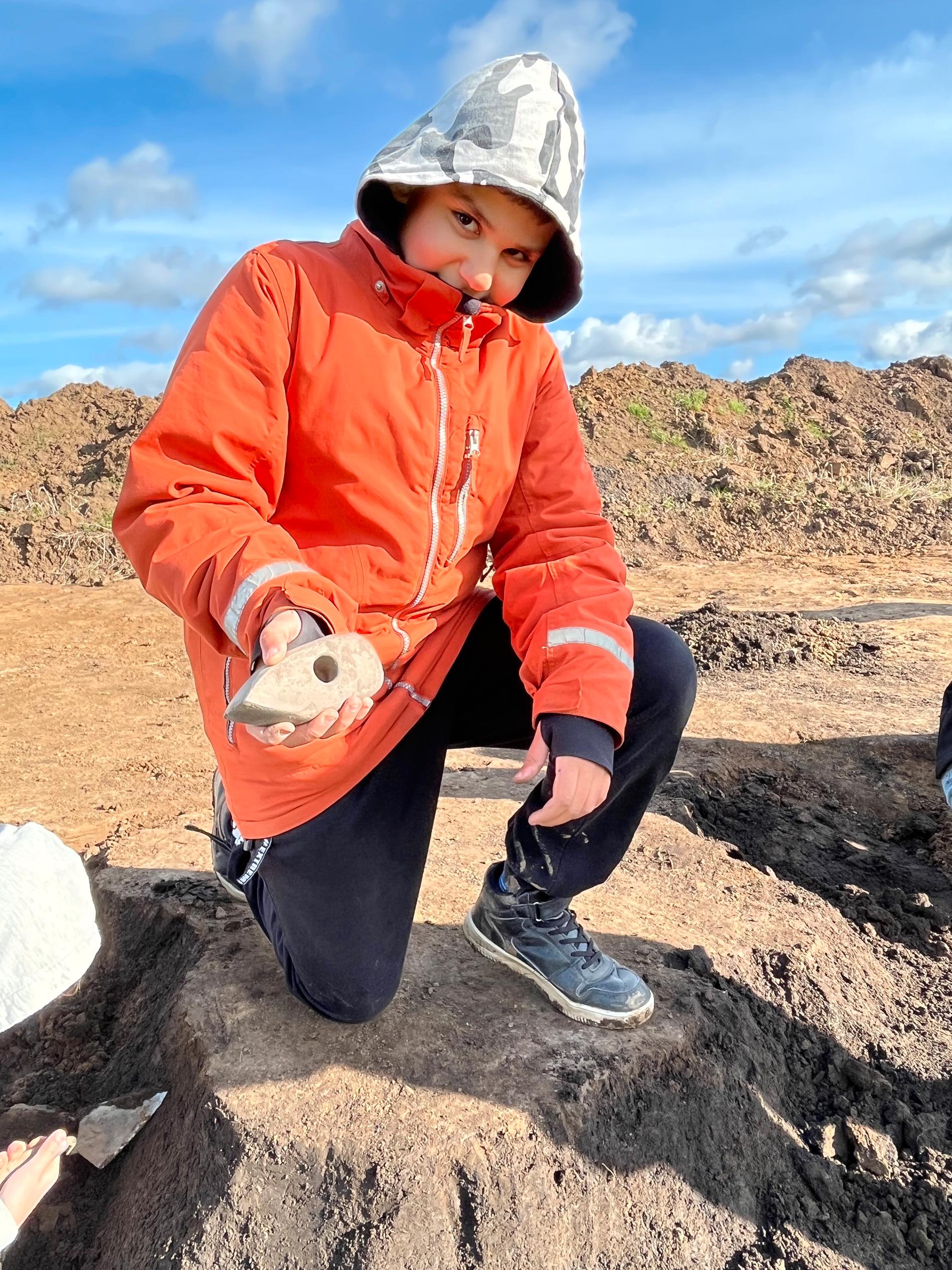 Tioårige Qasem Rahi gjorde ett fynd från stenåldern under utgrävningen i Ödeshög. 