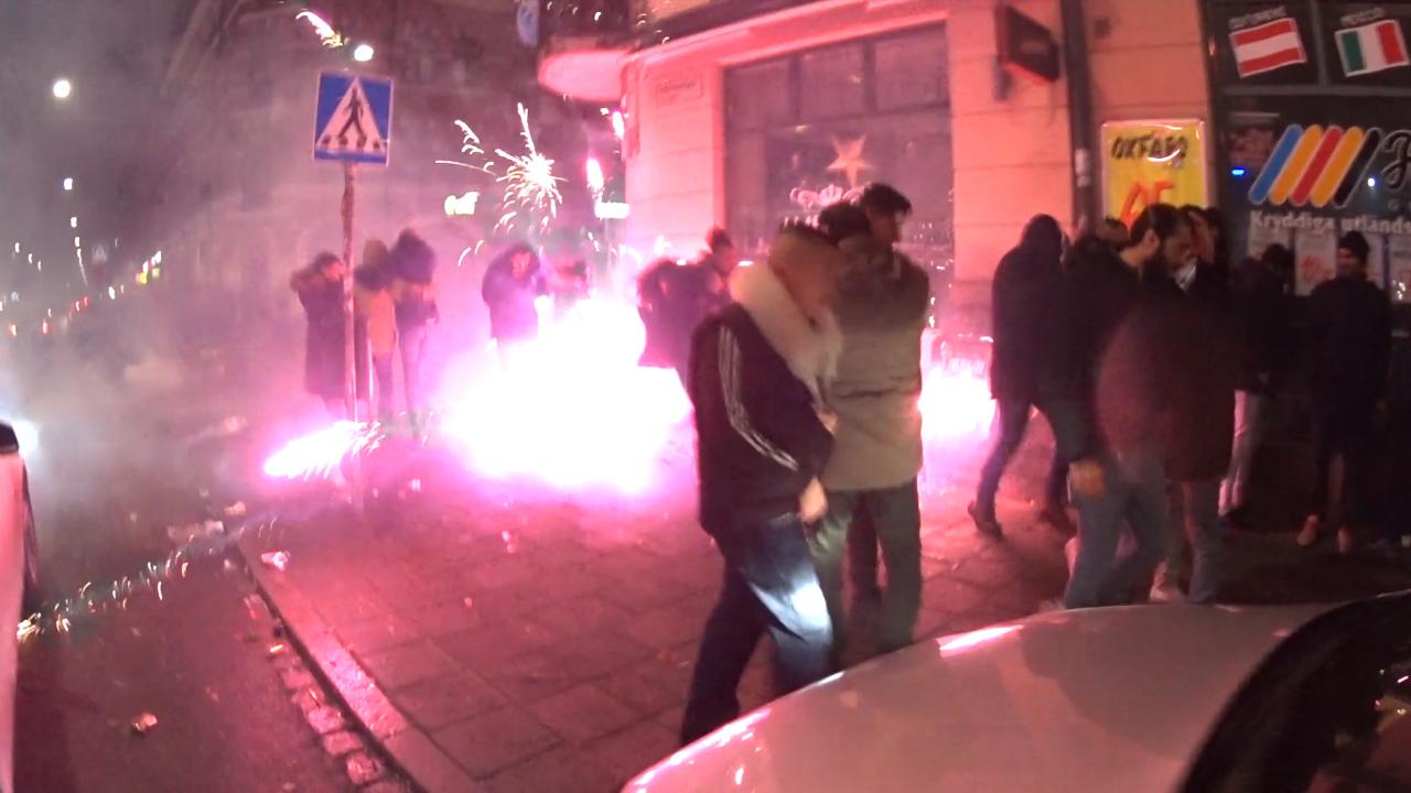 Stökigt på Möllevångstorget i Malmö under nyårsfirandet. Raketer skjuts rakt in bland nyårsfirande människor.