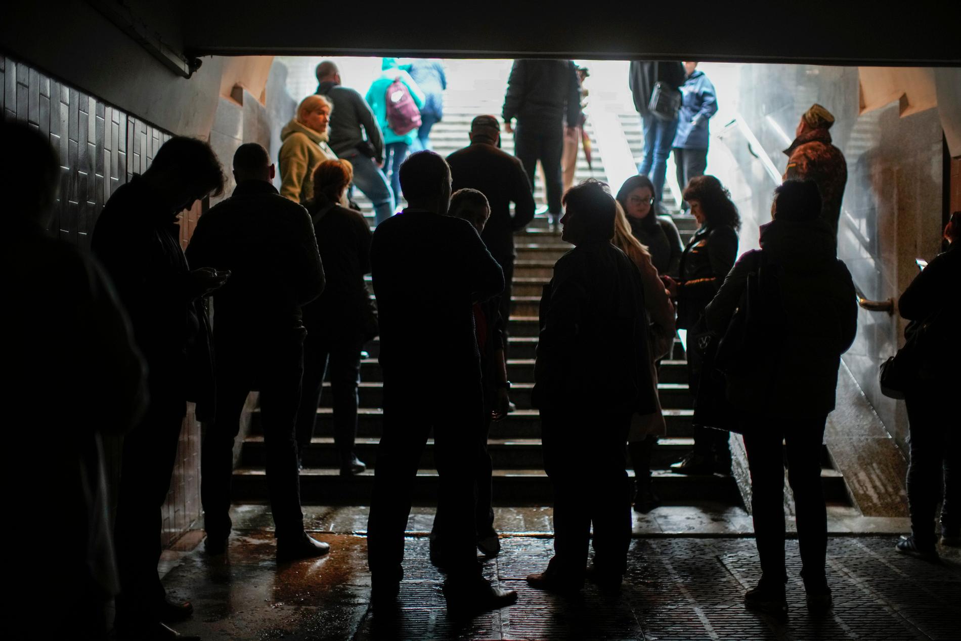 Människor söker skydd nere i tunnelbanestationen i Charkiv, Ukrainas näst största stad. 