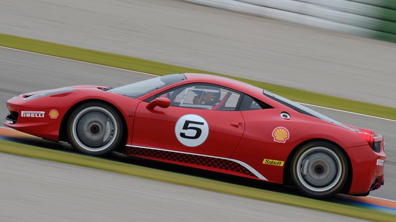 Motorn på 570 hästar är samma som i vanliga 458, men bilen är lättad och två sekunder snabbare än den vanliga bilen på Ferraris testbana.
